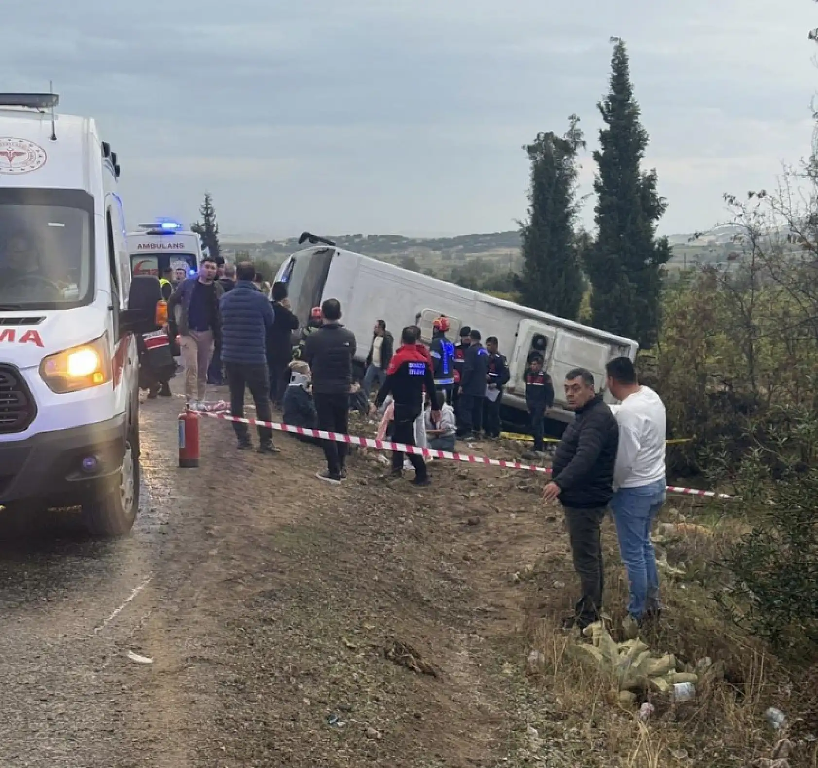 İzmir'den Denizli'ye Giden Tur Midibüsü Şarampole Yuvarlandı: 2 Ölü, 31 Yaralı