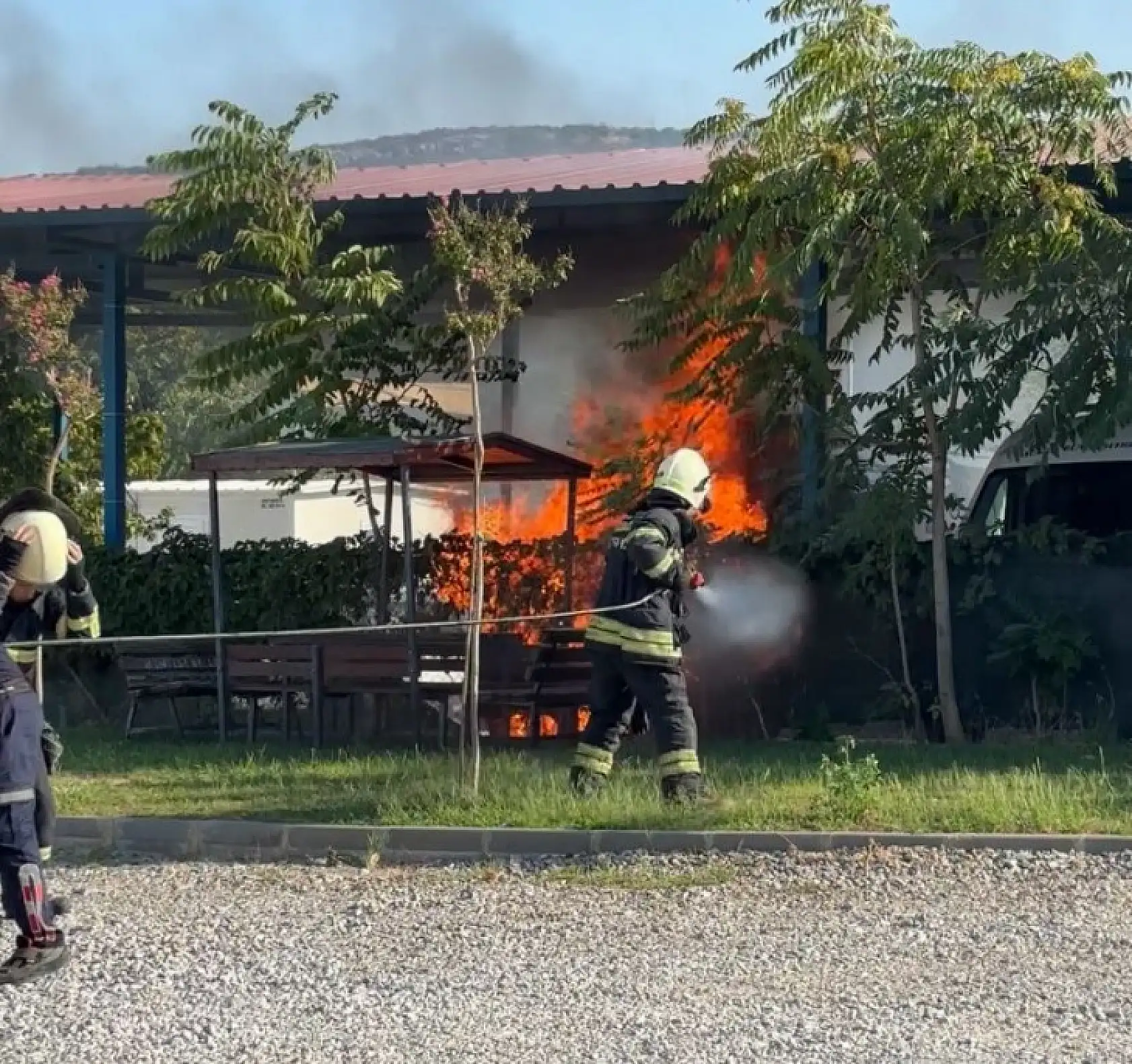 Menteşe'de park halindeki cenaze nakil aracı yandı