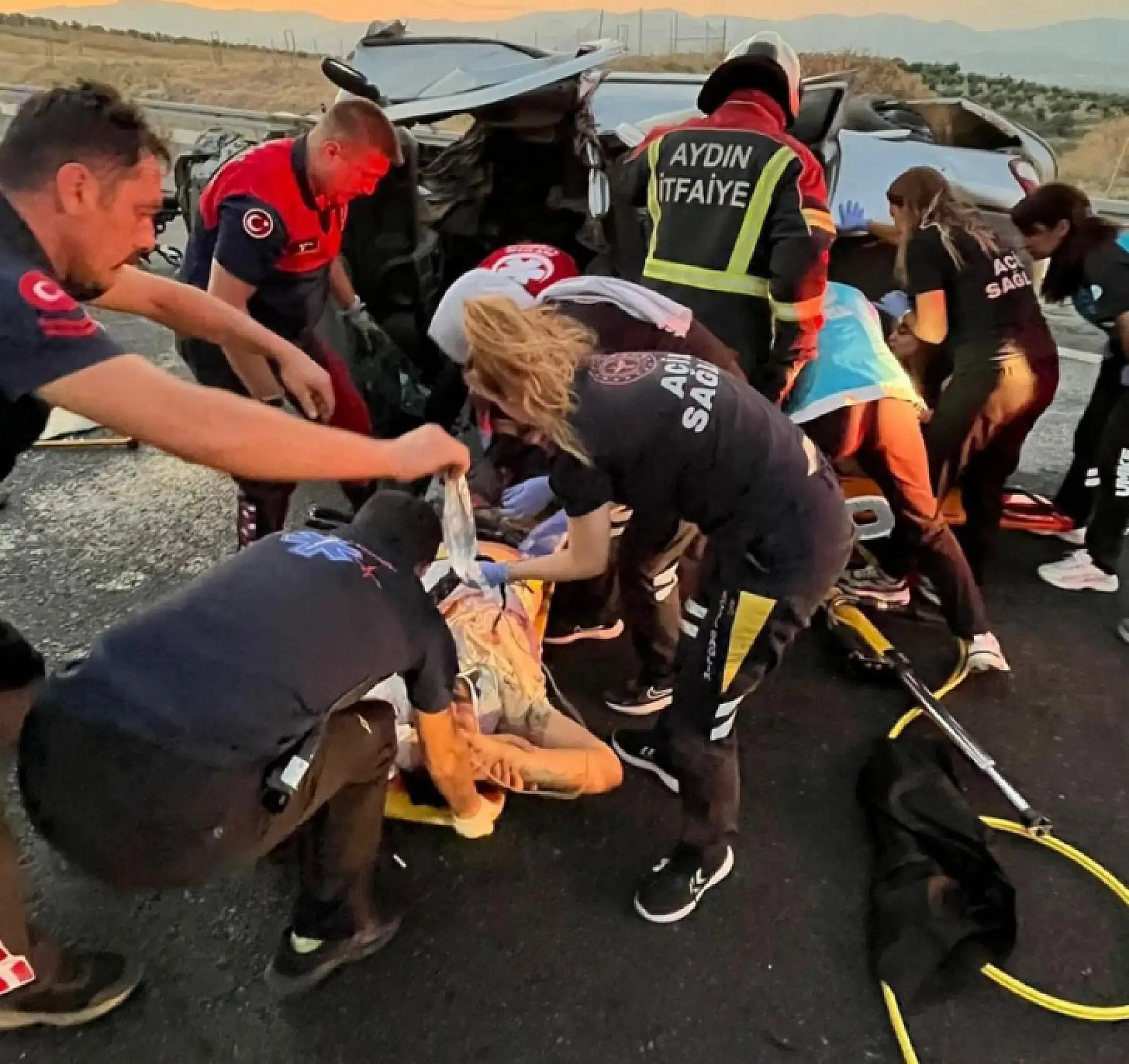 Aydın Denizli Otoyolu'nda Can Pazarı! Araç Bariyere Çarptı, 3 Kişi Sıkıştı!