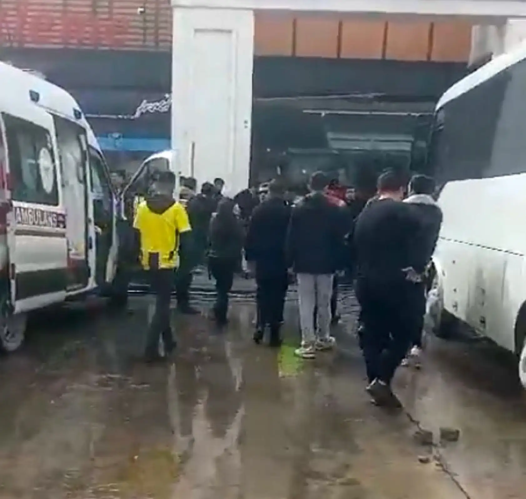 Fenerbahçeli ve Amedsporlu taraftarlar birbirine girdi: 2 Yaralı