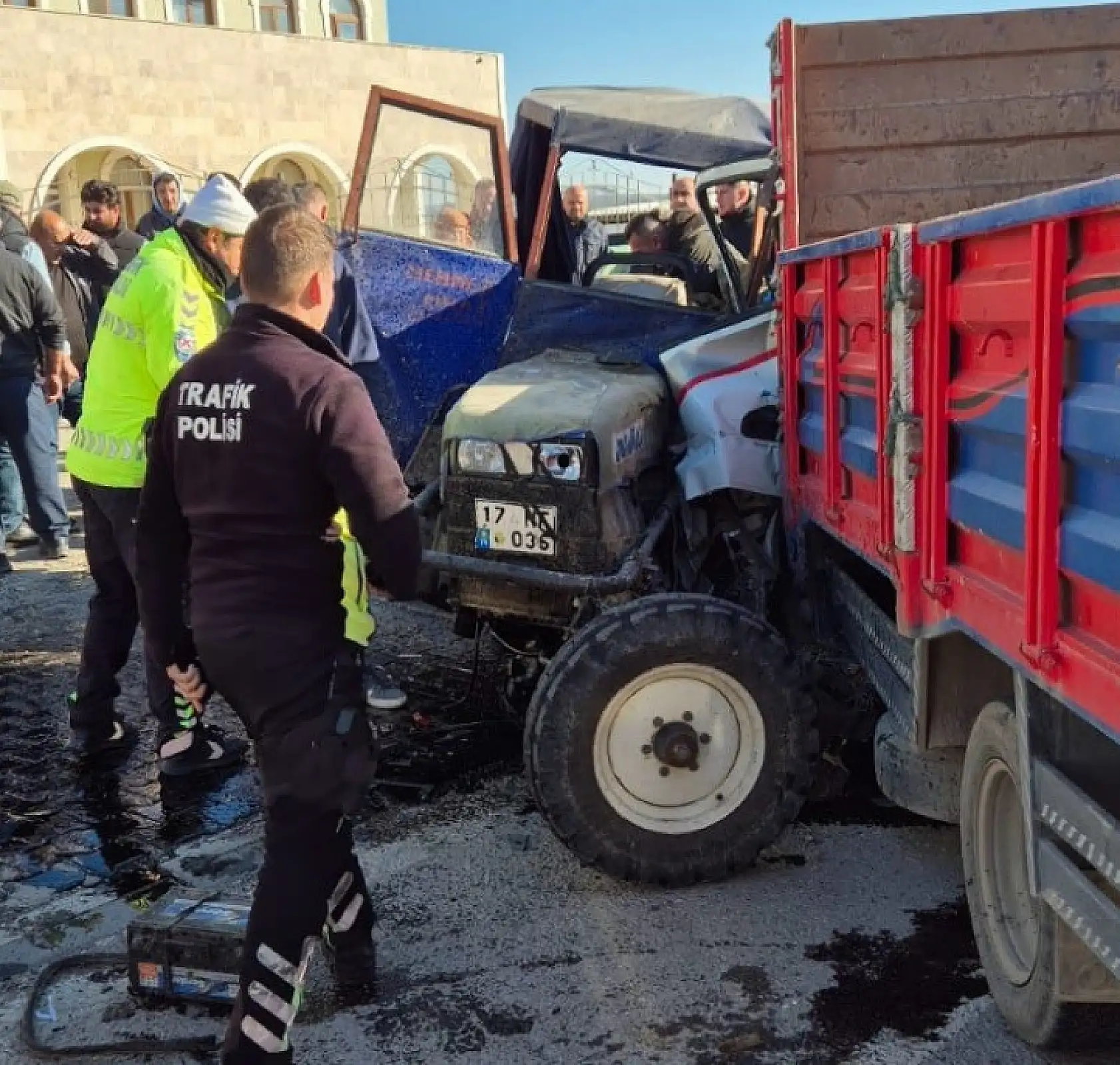 Kamyonet ile işçilerin bulunduğu traktör kafa kafaya çarpıştı: 4 yaralı