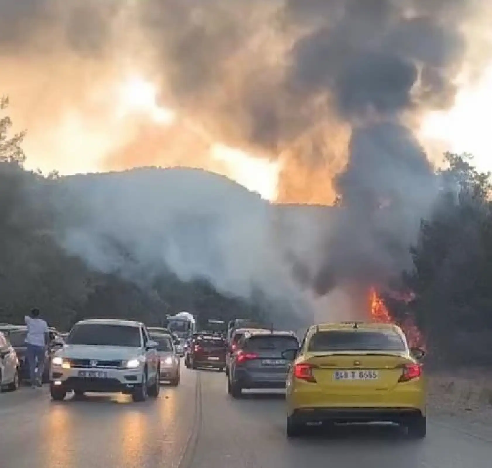 Bodrum'da motosikletle çarpışan araçta yangın çıktı: 1 ölü, 2 yaralı