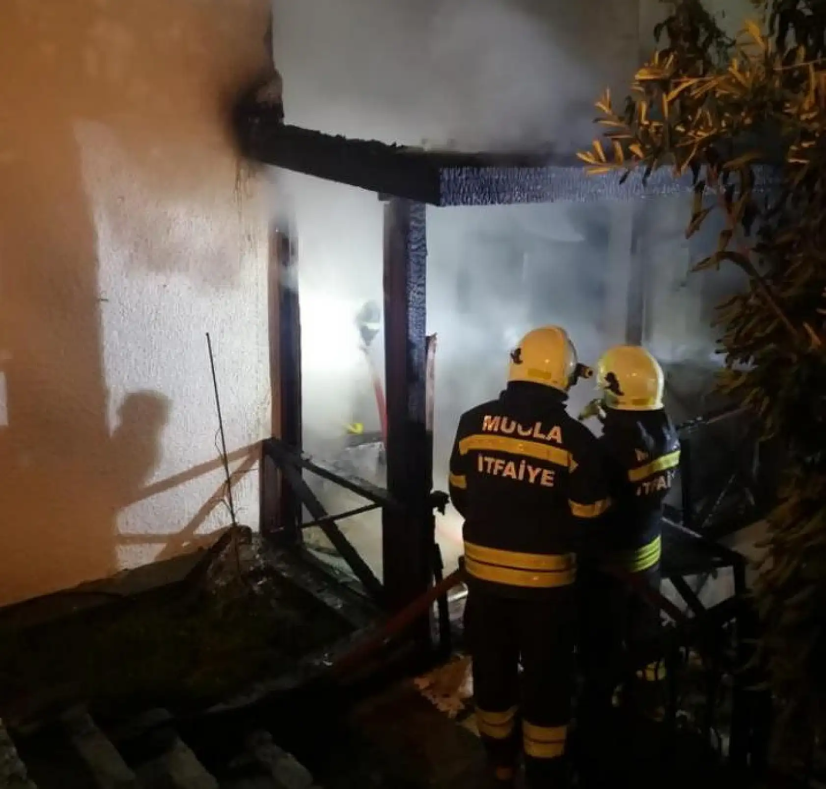 Ev, alevlere teslim oldu