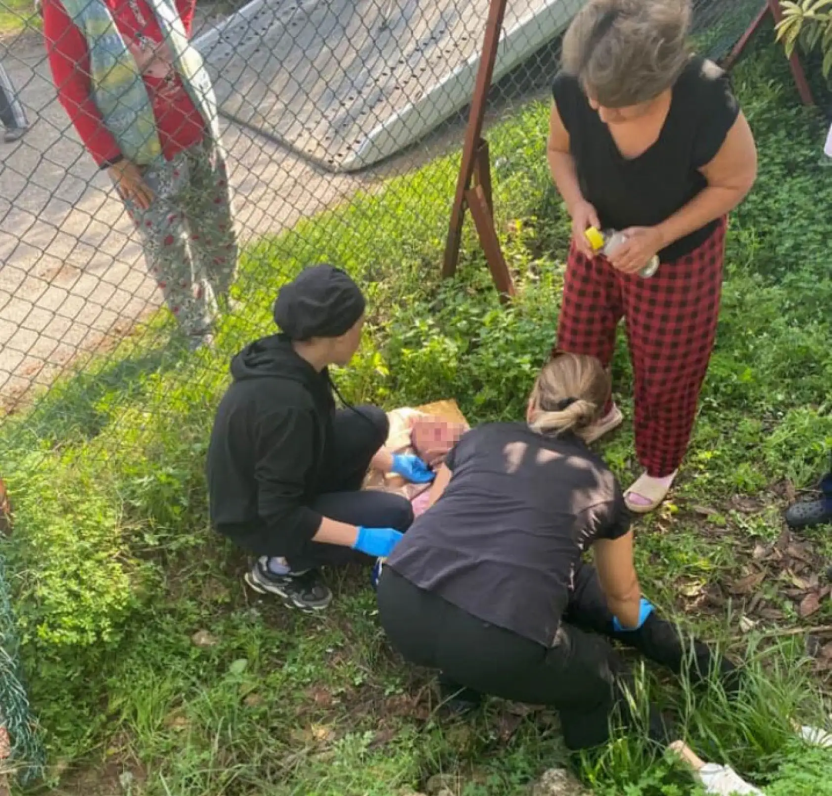 Çekiciye yüklenirken geri viteste unutulan araç rampadan uçtu: 2 yaralı