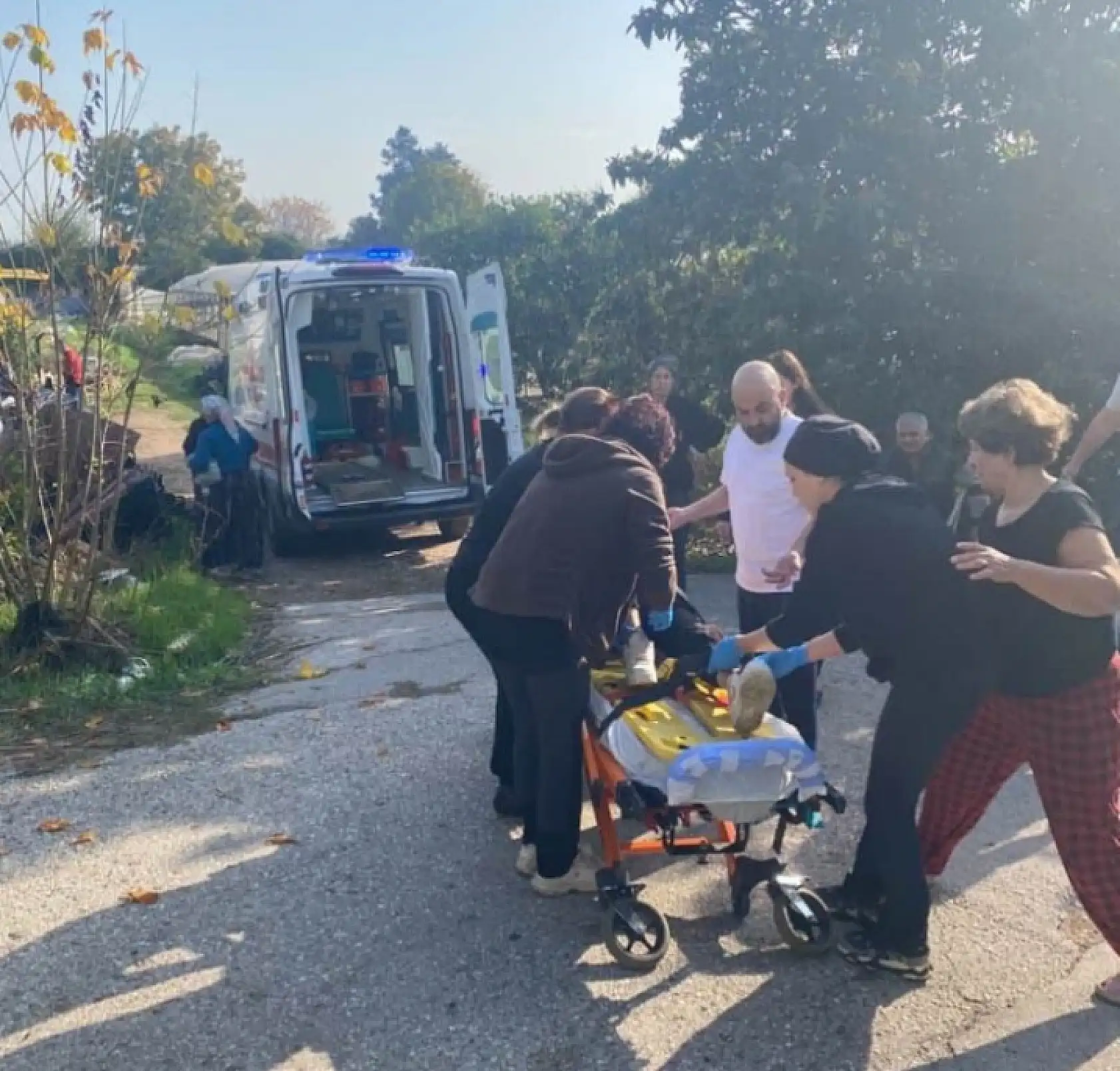 Çekiciye yüklenirken geri viteste unutulan araç rampadan uçtu: 2 yaralı