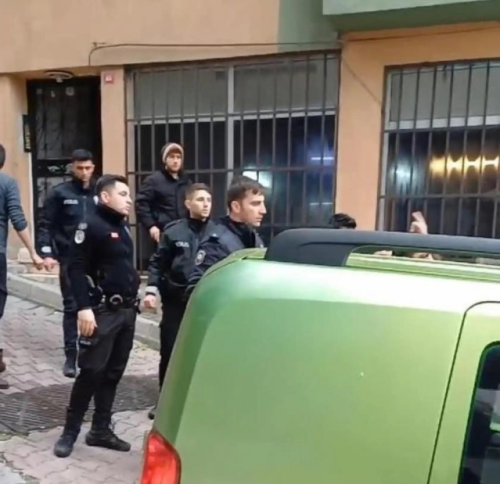 Kız meselesi kavgası kanlı bitti, Arkadaşının başına bıçak sapladı