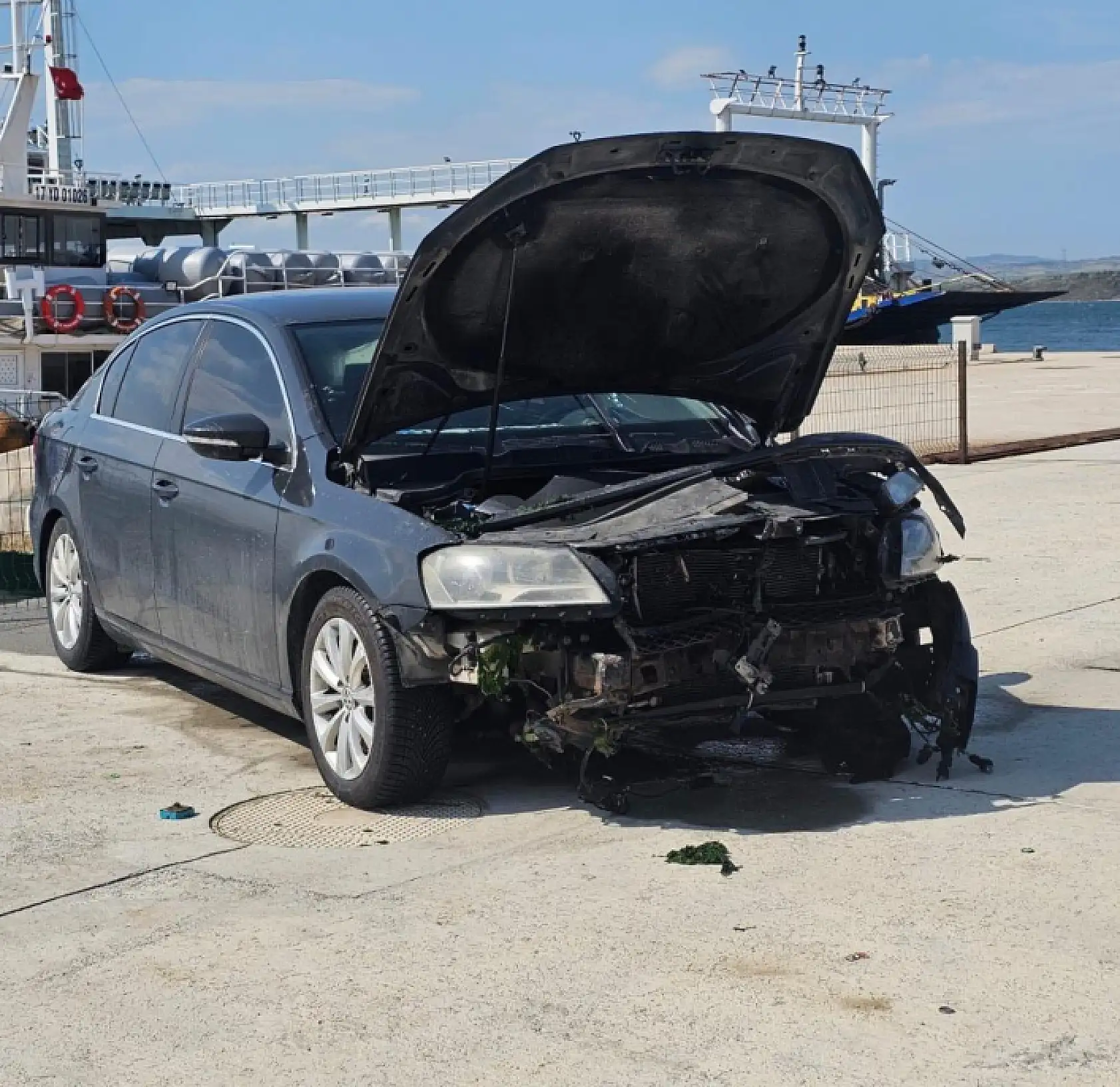 Gece yarısı park halindeki otomobil aniden denize düştü