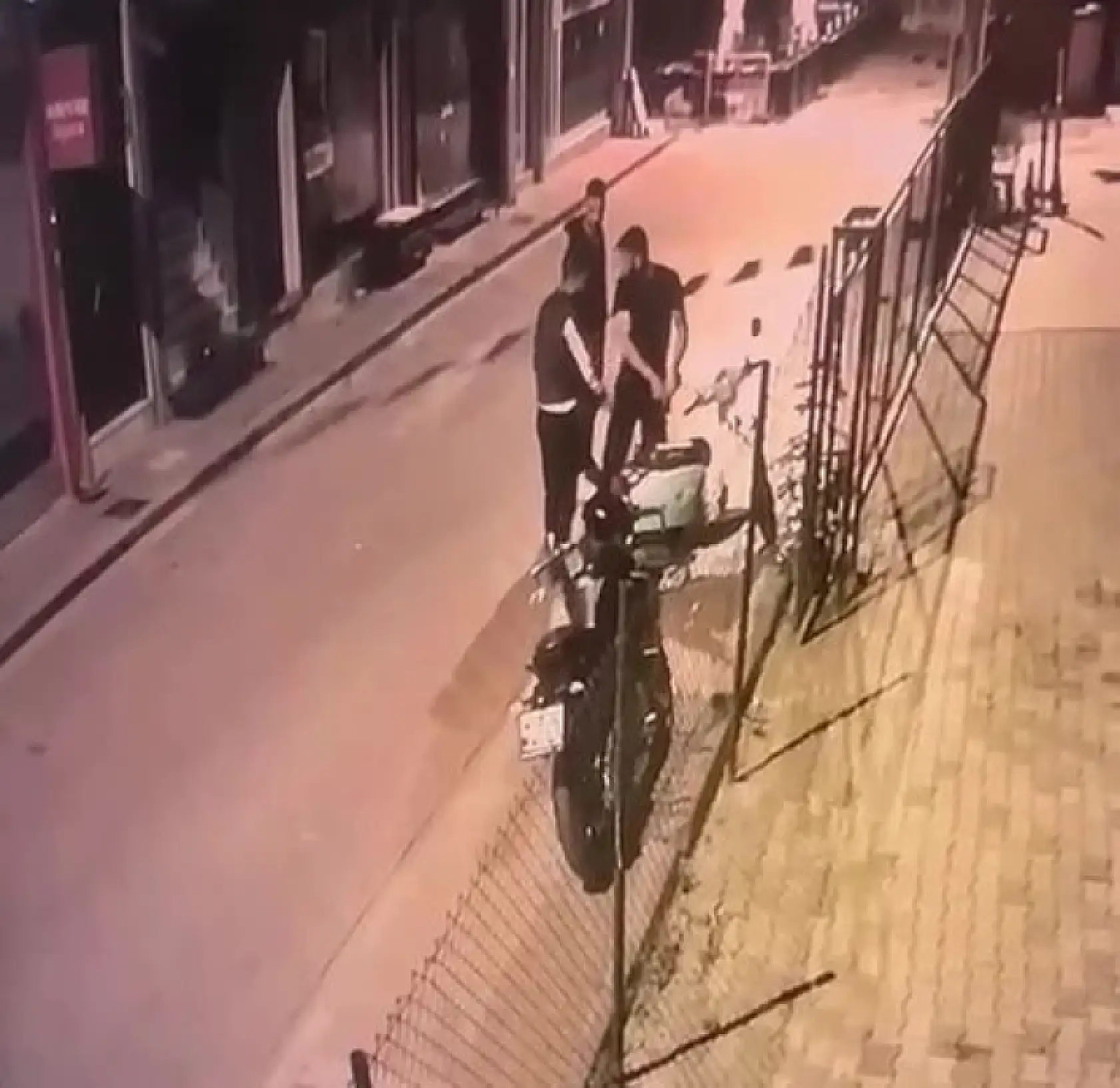 İş arkadaşını silahlı 2 kişiyle dakikalarca gözetleyip saldırdı, kendisi ağır yaralandı: O anlar kameraya yansıdı