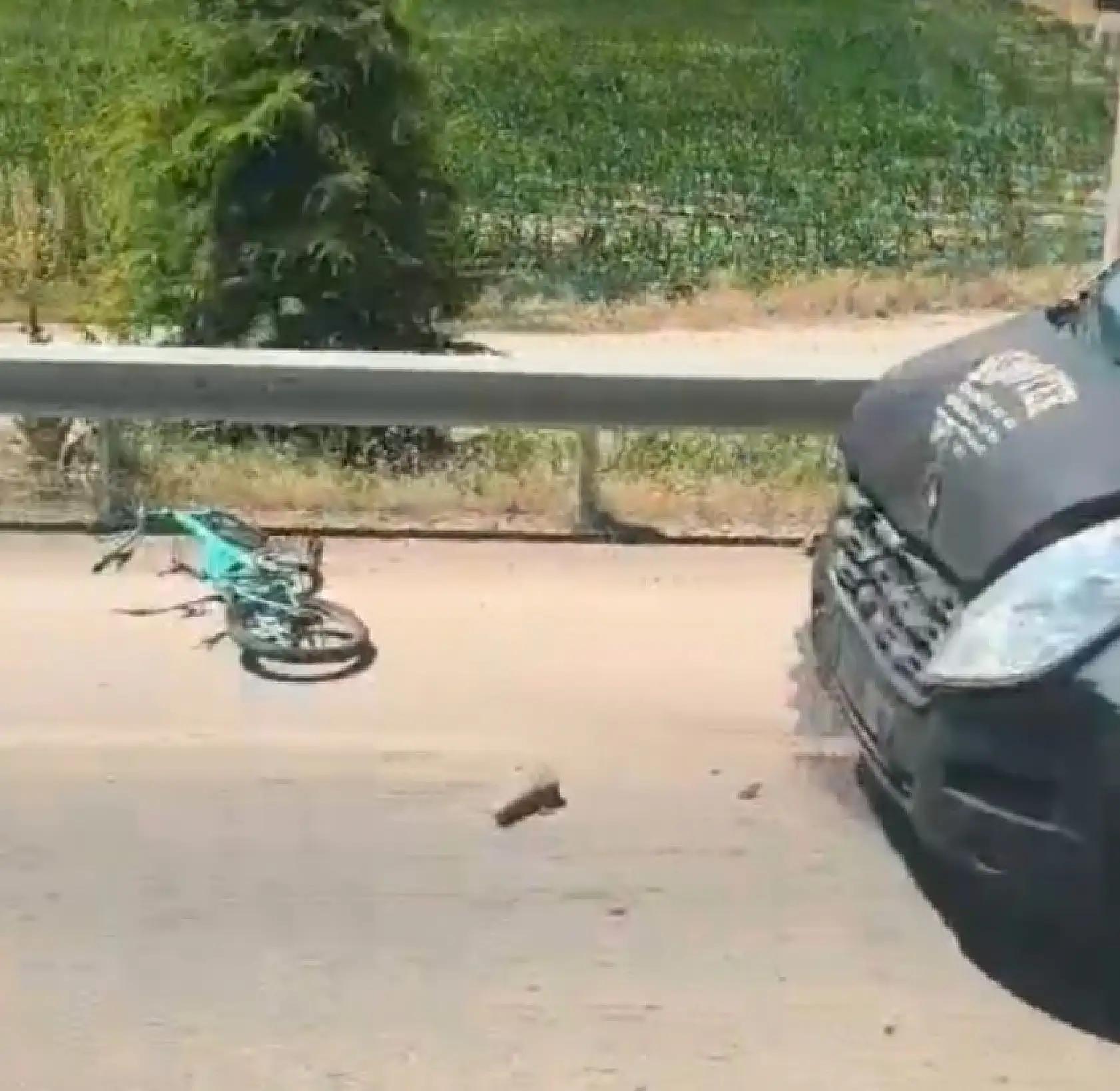 Yaz tatilinde dedesinin yanına giden çocuk, bisikletiyle karşıya geçerken hayatını kaybetti