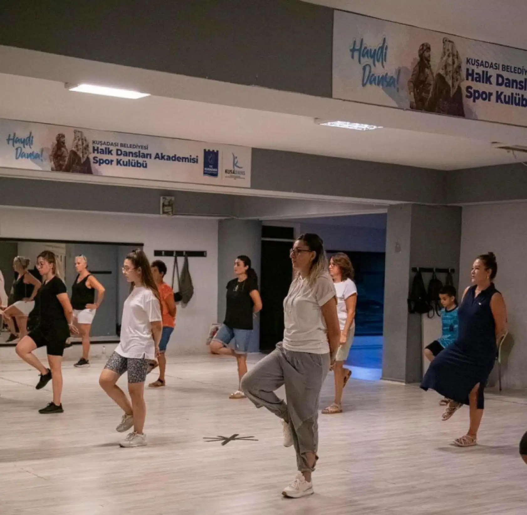 Farklı yörelerin halk dansları büyük ilgi görüyor