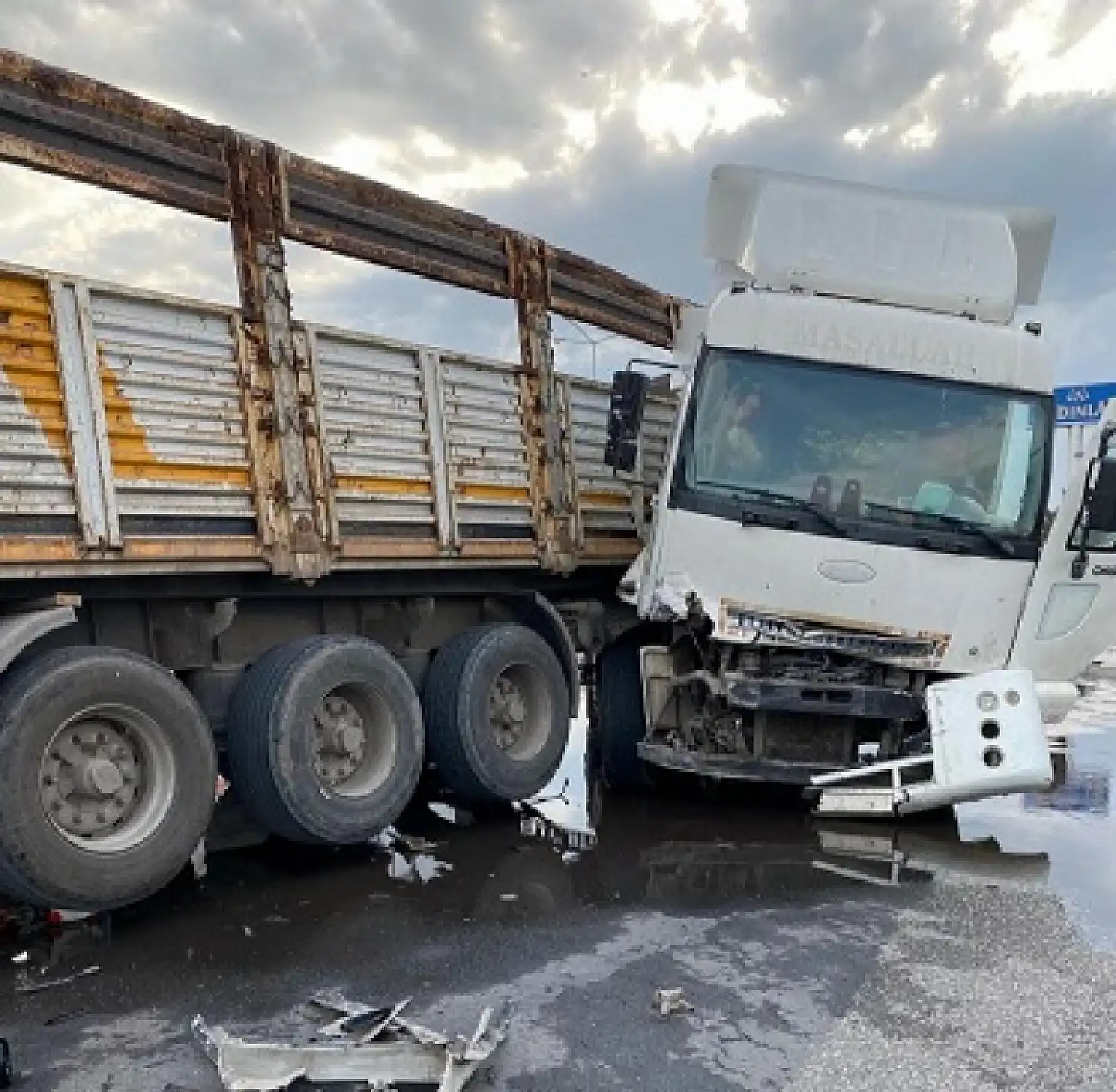 Tır ile otomobilin çarpıştığı trafik kazasında 1 çocuk hayatını kaybetti, 4 kişi yaralandı