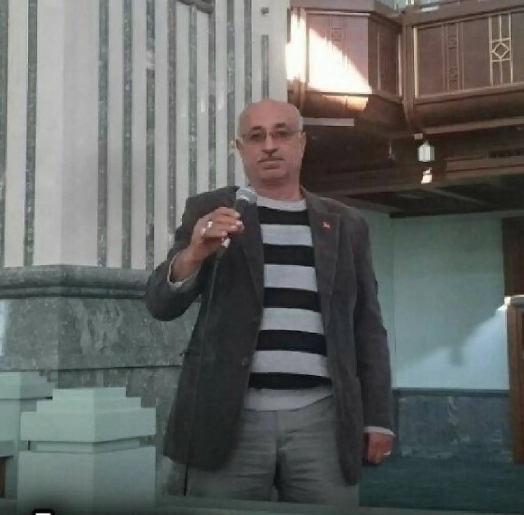 Yaşlı adam, binanın teras katındaki demirlerde asılı bulundu