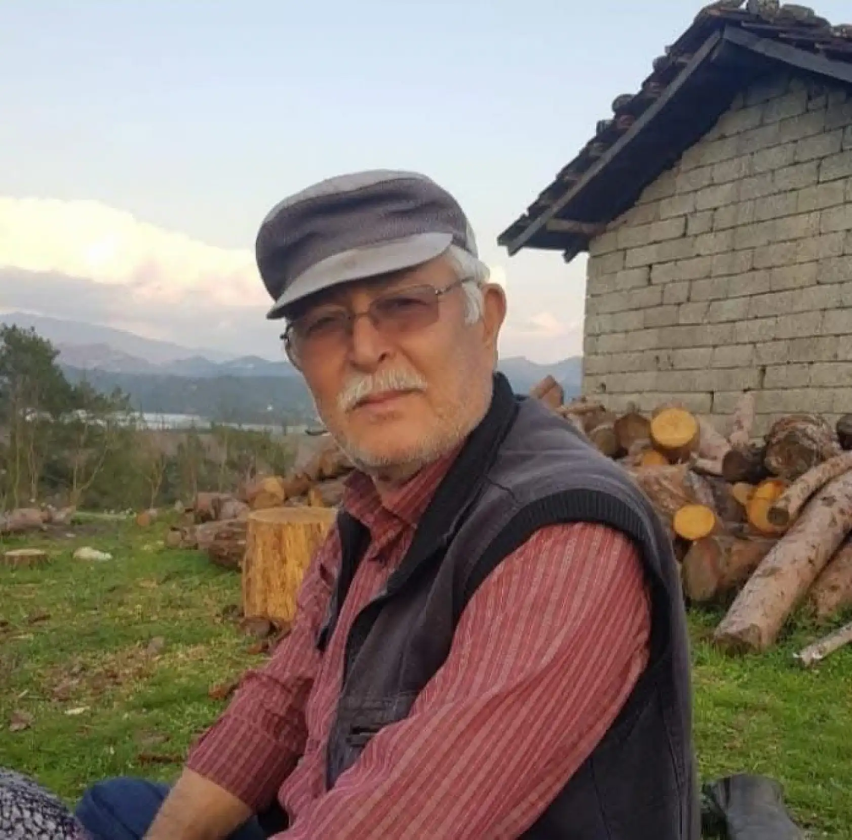 İlaçlama yaparken devrilen traktörün altında kalan yaşlı adam hayatını kaybetti