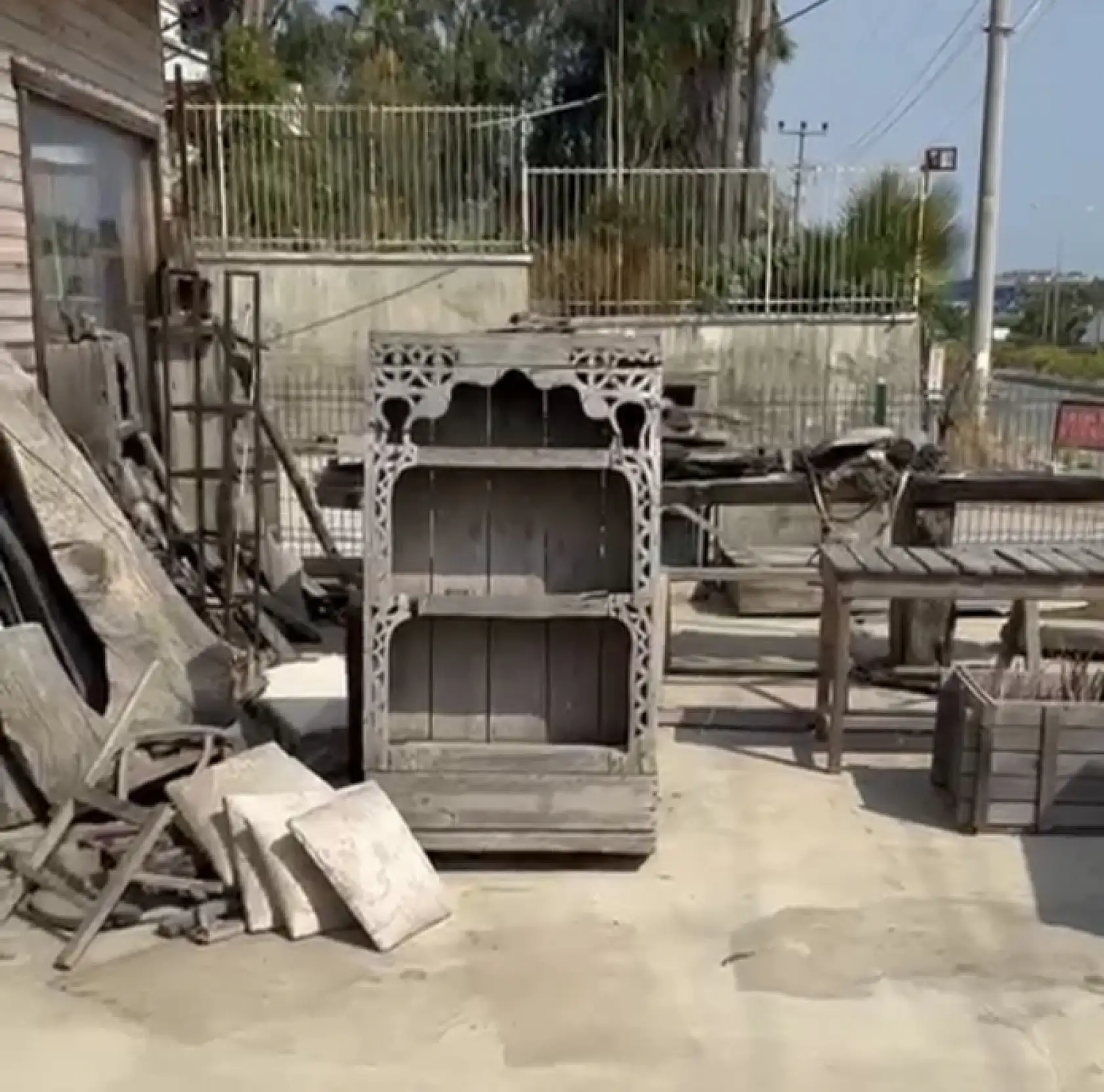 Restorasyon uzmanı 300 yıllık ahşap malzemelerin satışına kıyamadı