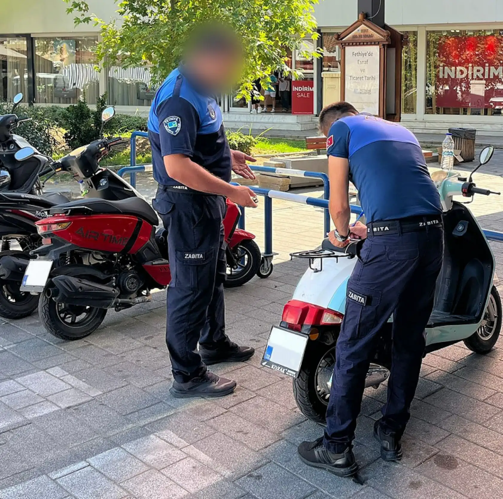 Fethiye'de kaldırımlara park eden motosikletlere zabıtadan ceza