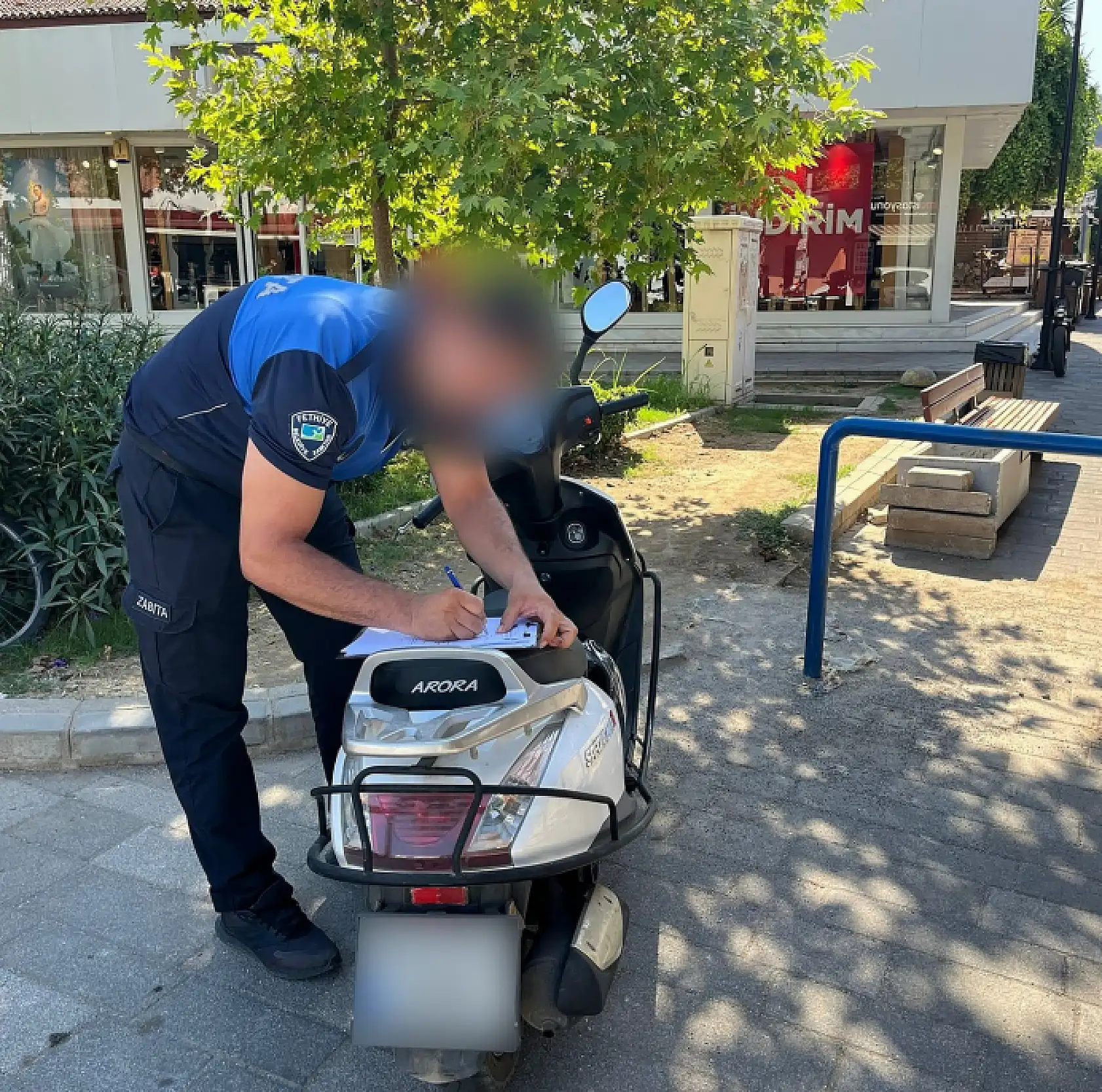 Fethiye'de kaldırımlara park eden motosikletlere zabıtadan ceza