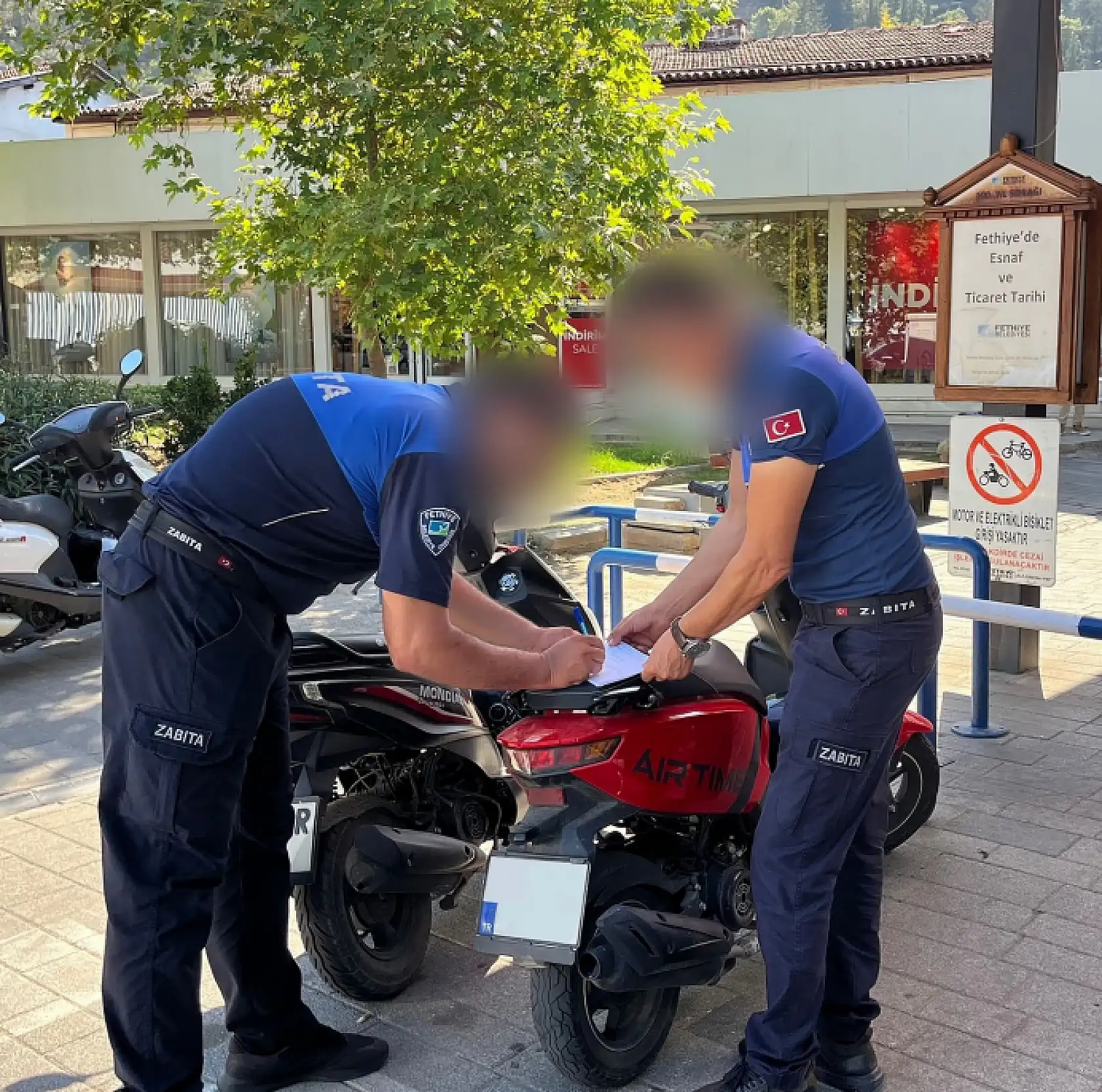 Fethiye'de kaldırımlara park eden motosikletlere zabıtadan ceza