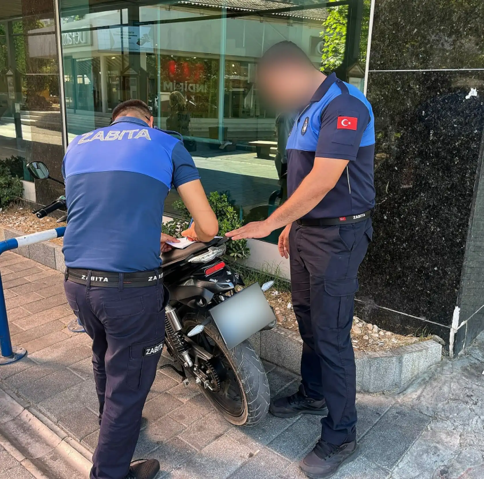 Fethiye'de kaldırımlara park eden motosikletlere zabıtadan ceza