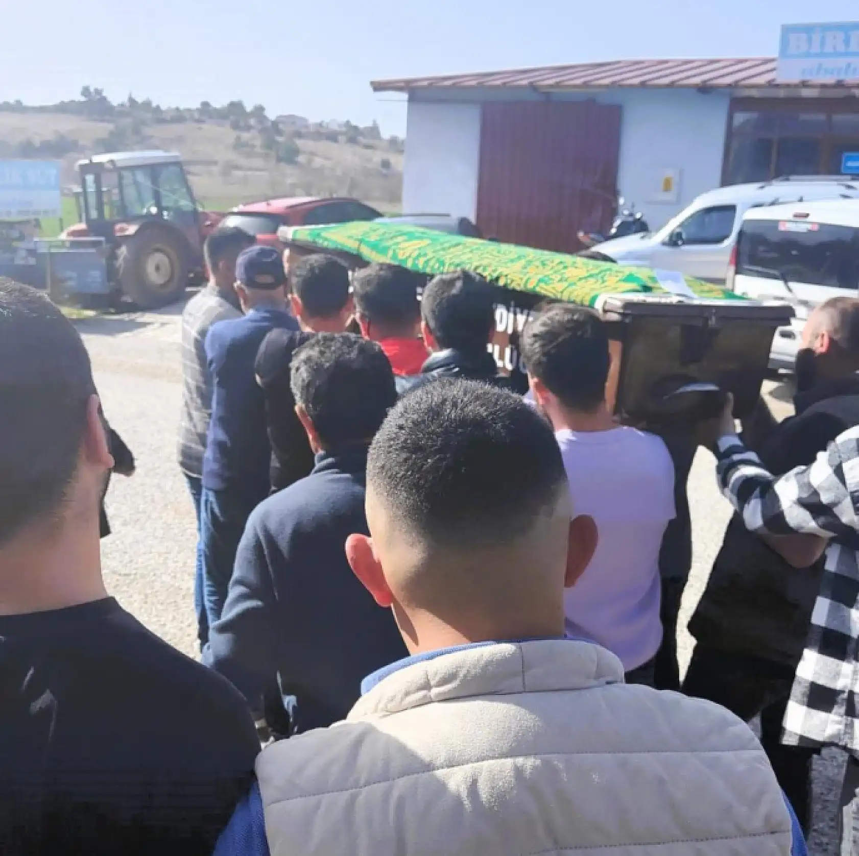 Hatalı sollama yapan sürücünün çarptığı motokurye son yolculuğuna uğurlandı