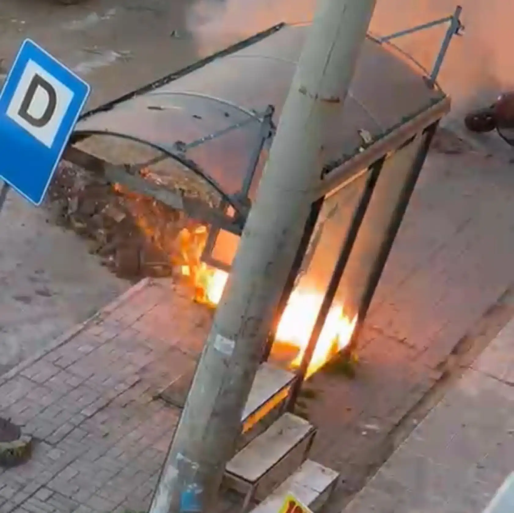 İş makinesi elektrik tellerine zarar verince yangın çıktı