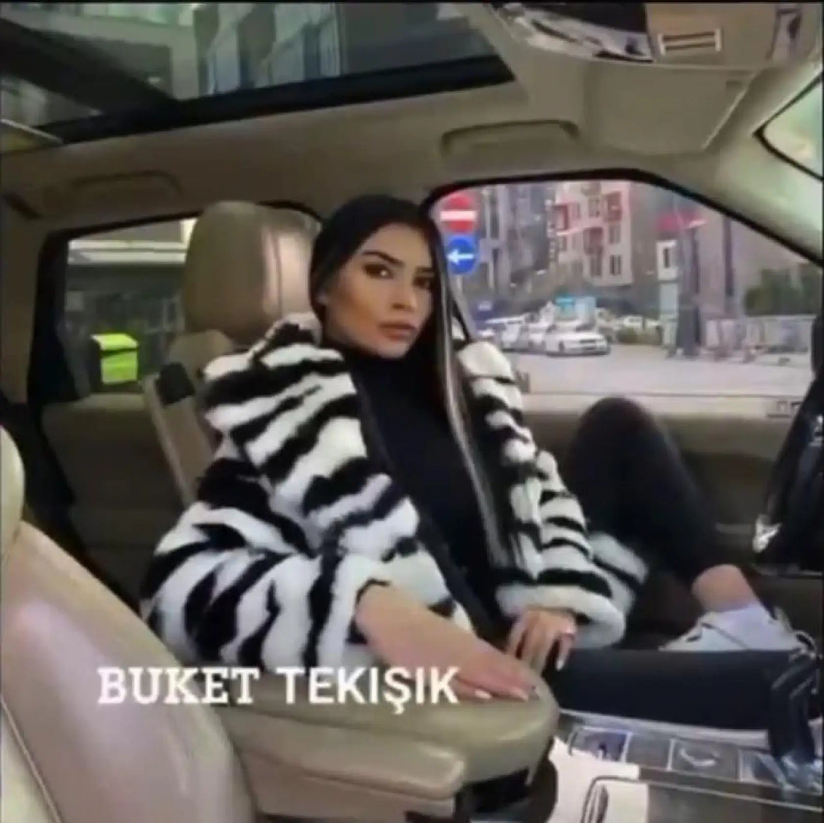 Savcı odasında cesur pozlar verip sosyal medyada paylaşan 'lüks' avukata soruşturma