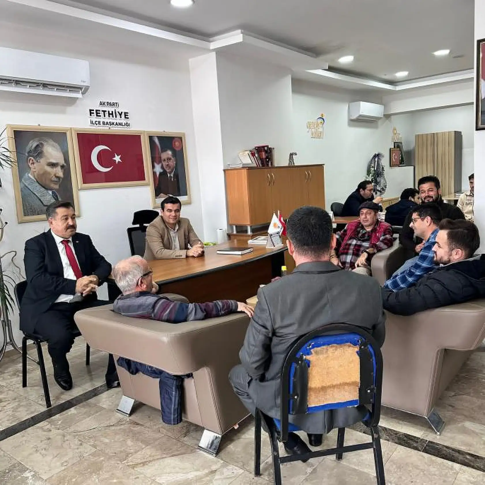 Aday adayı Yiğit, vatandaşlarla bir arada