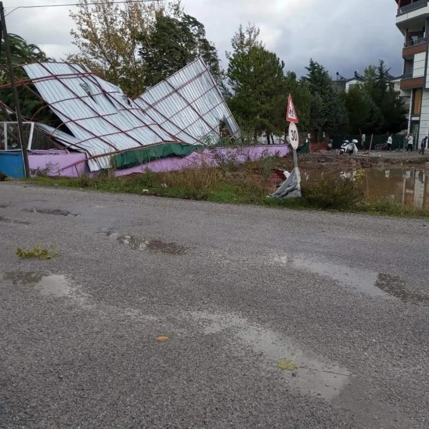 Hortum ve sağanak yağış hayatı olumsuz etkiledi