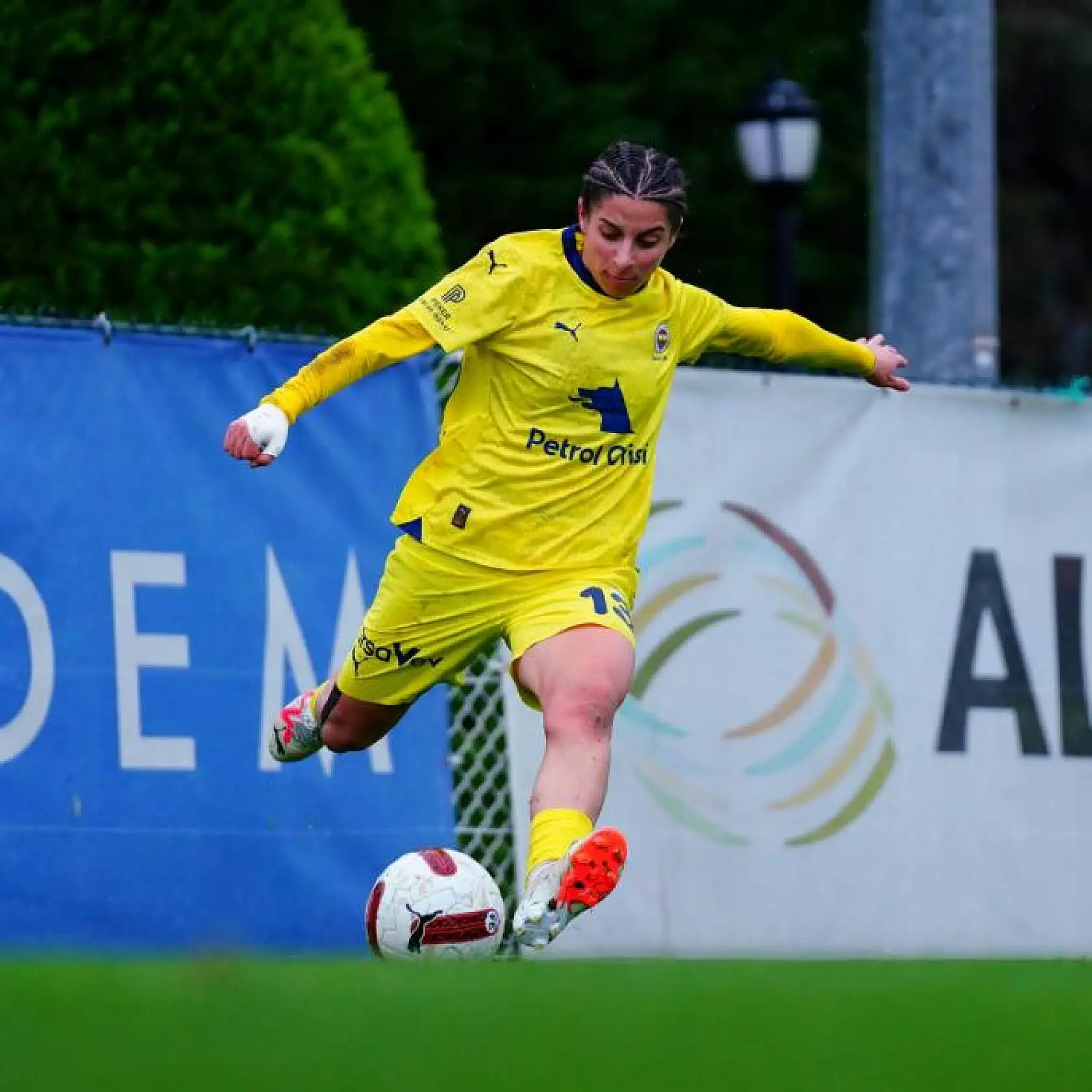 Turkcell Kadın Futbol Süper Ligi: Fenerbahçe Petrol Ofisi: 6 - Hakkarigücü Spor: 0