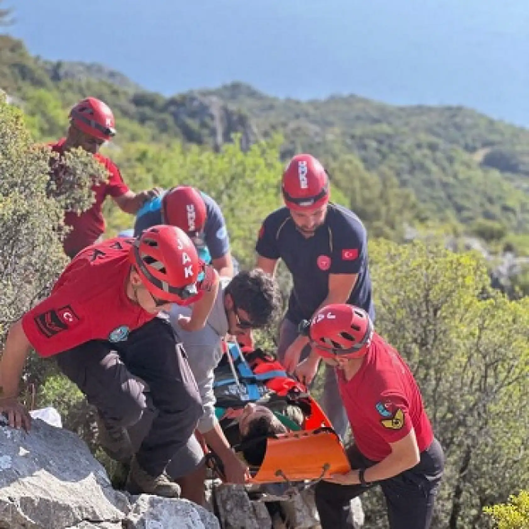 Fethiye'de paraşüt kazası! Yaralanan genci UMKE ve JAK ekipleri kurtardı