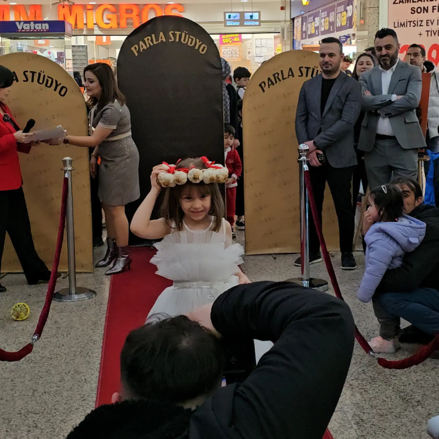 Bebekler ve çocuklar podyuma çıktı, renkli kostümleri ile büyük beğeni topladı