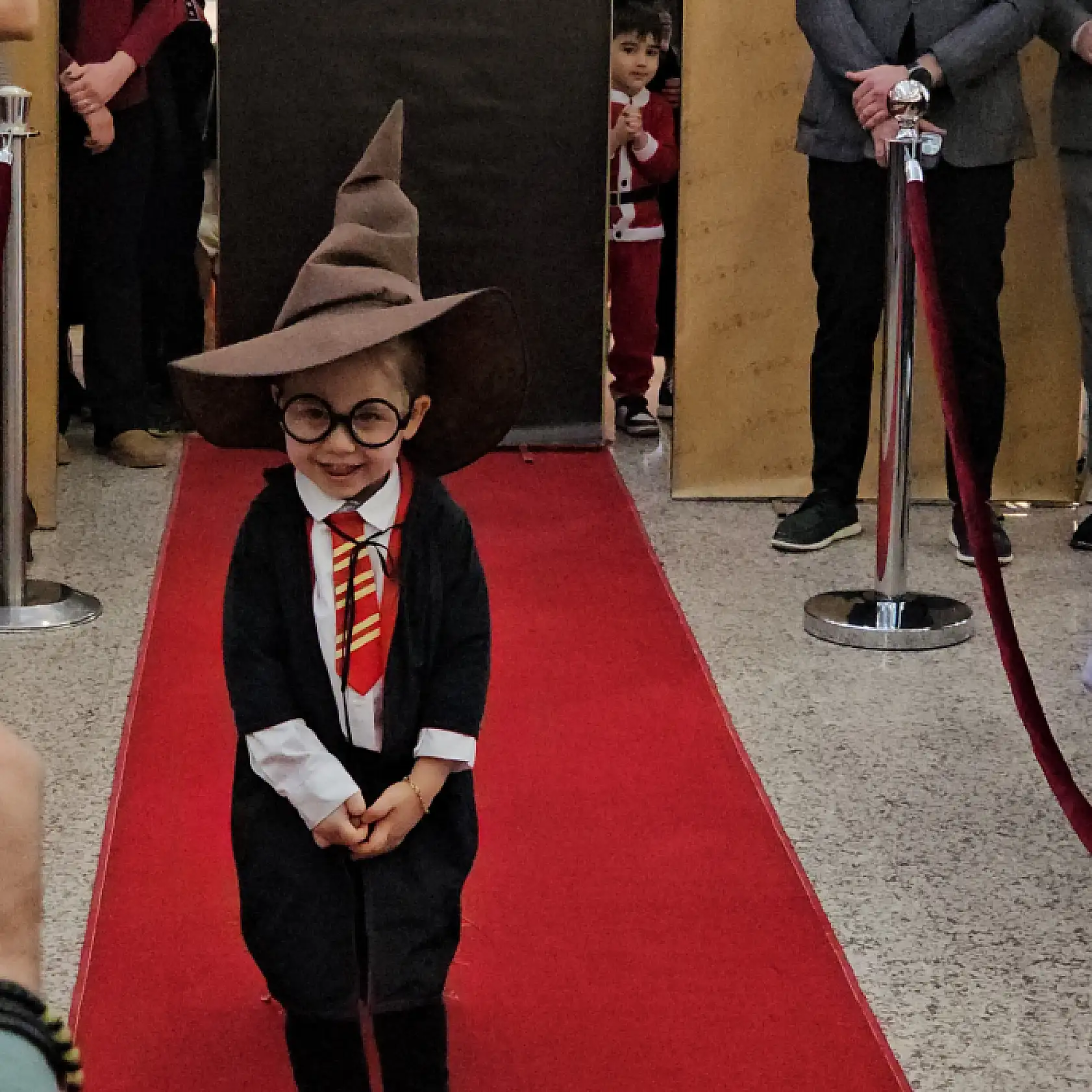 Bebekler ve çocuklar podyuma çıktı, renkli kostümleri ile büyük beğeni topladı