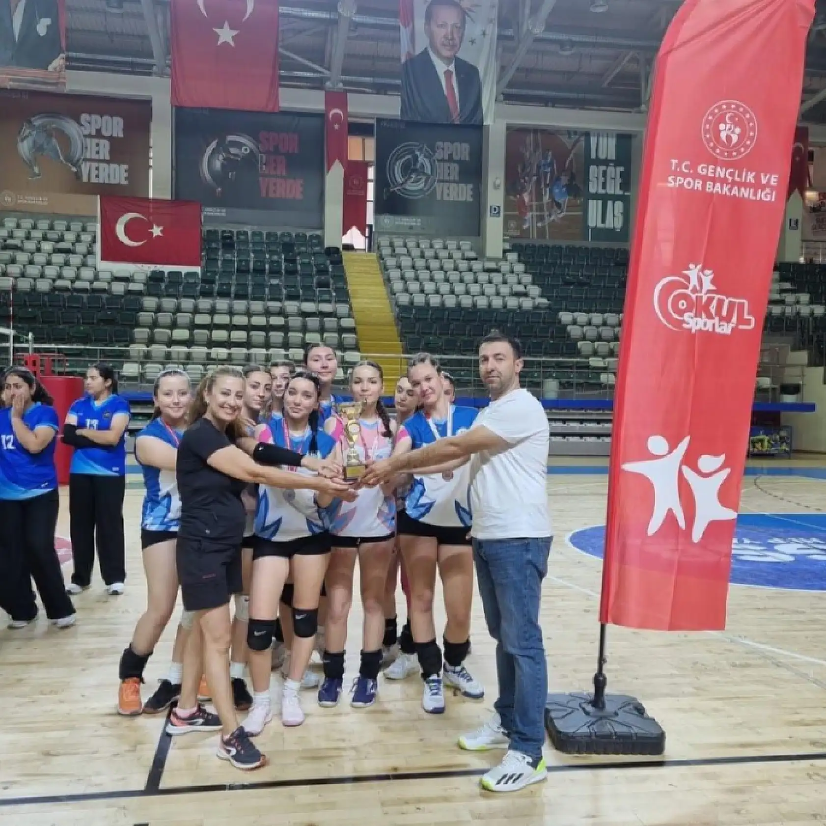 Tribünler nefesini tuttu! Muğla'da genç kızlar voleybol finali