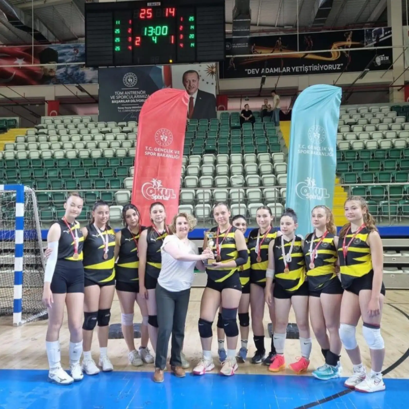 Tribünler nefesini tuttu! Muğla'da genç kızlar voleybol finali