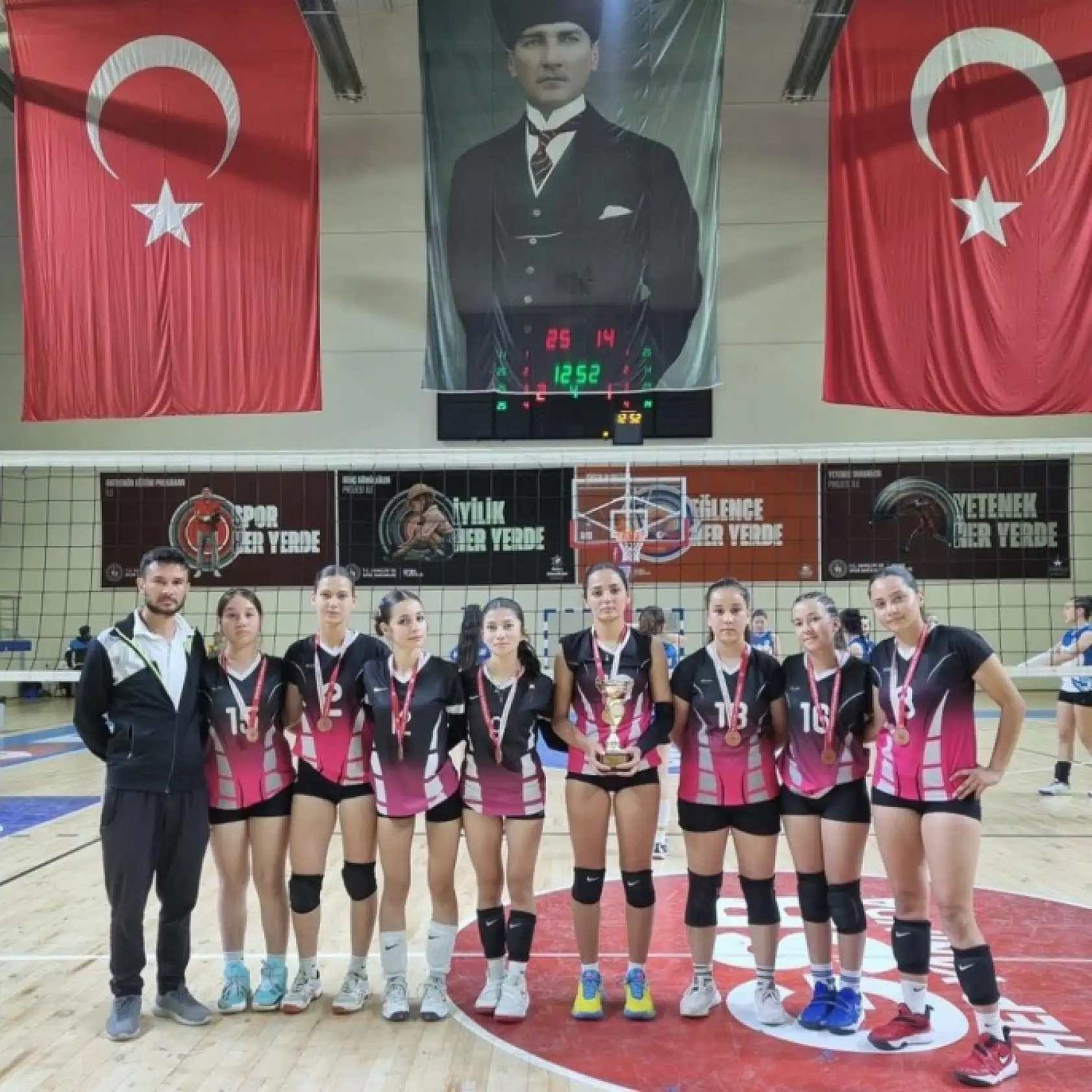 Tribünler nefesini tuttu! Muğla'da genç kızlar voleybol finali