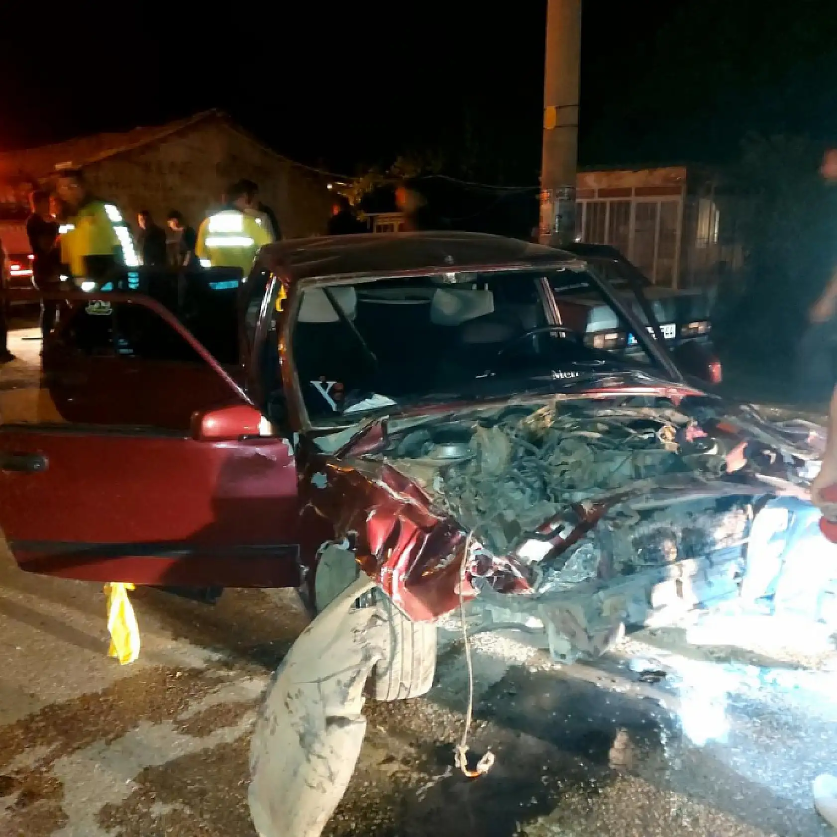 İki otomobil kafa kafaya çarpıştı: 4 yaralı