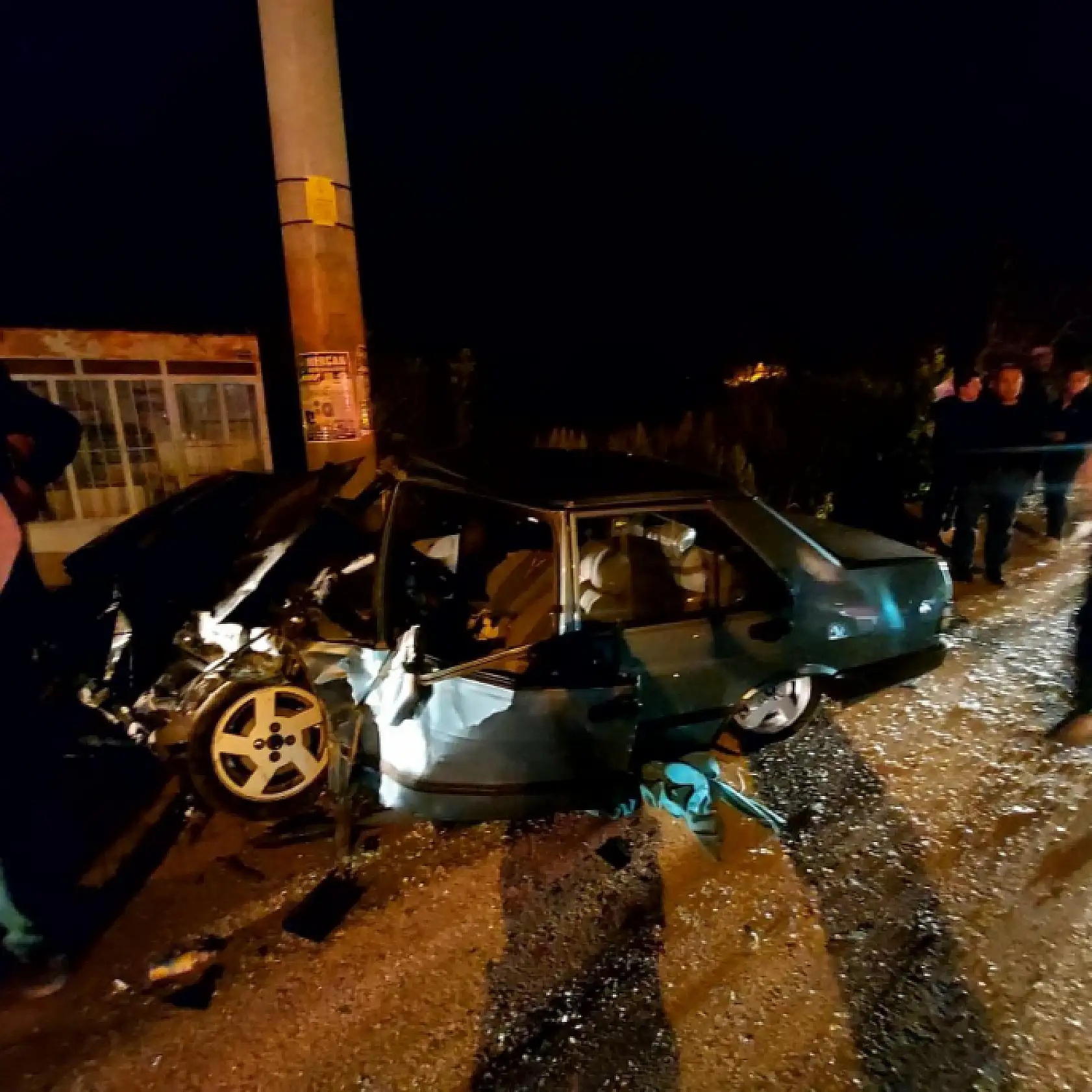 İki otomobil kafa kafaya çarpıştı: 4 yaralı