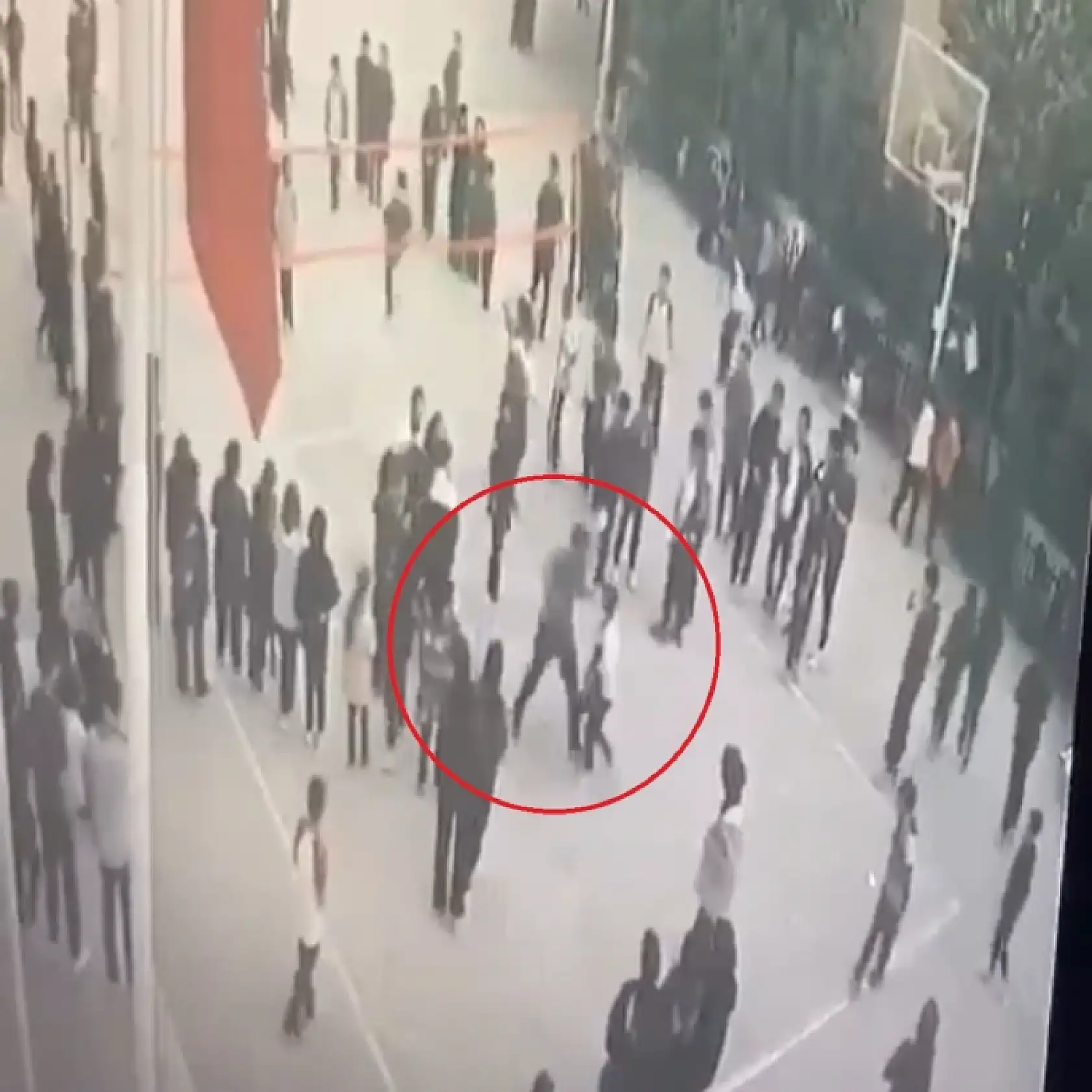 Öğretmenden öğrenciye su sıçrattın dayağı