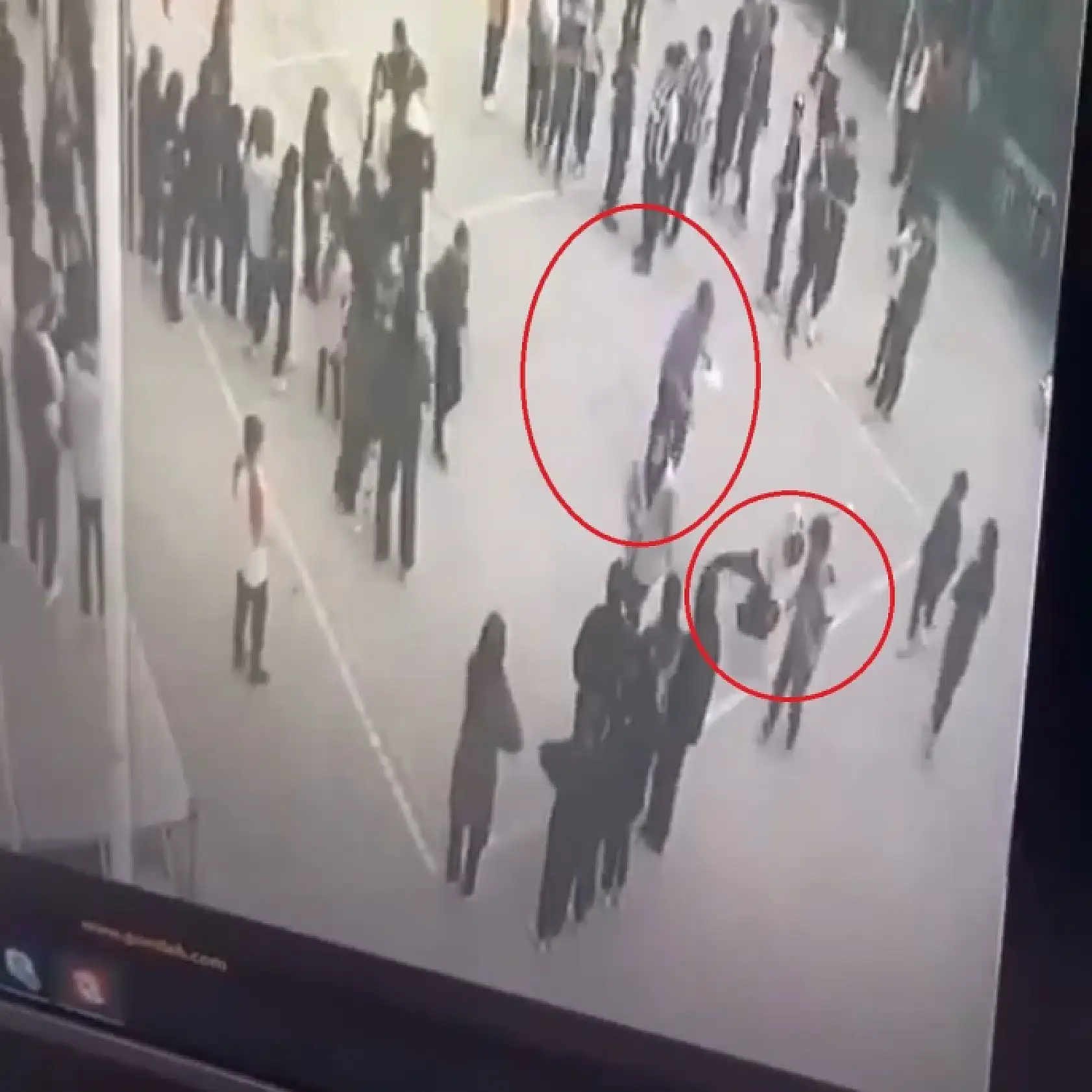 Öğretmenden öğrenciye su sıçrattın dayağı