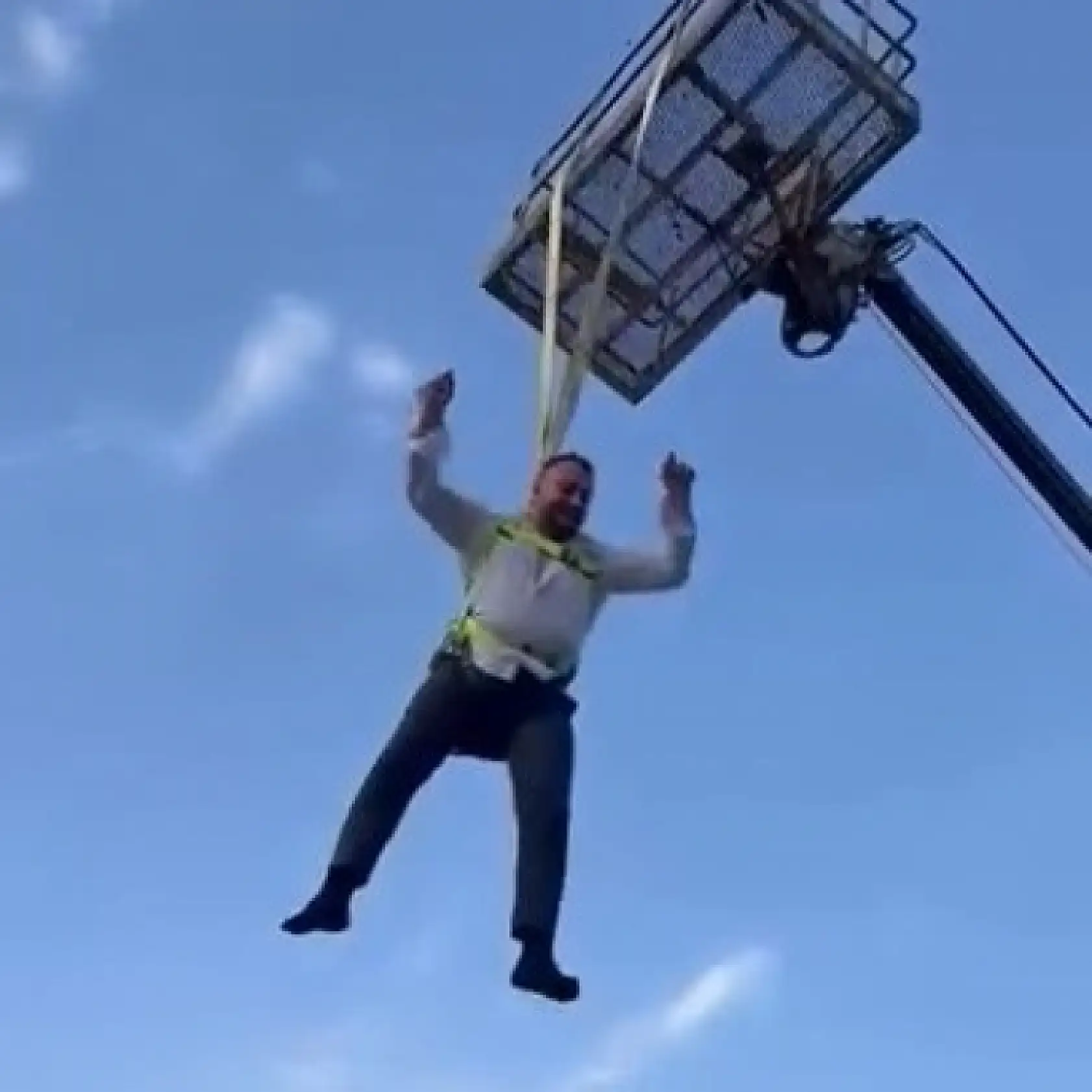 Damadı vinçte sallandırdılar