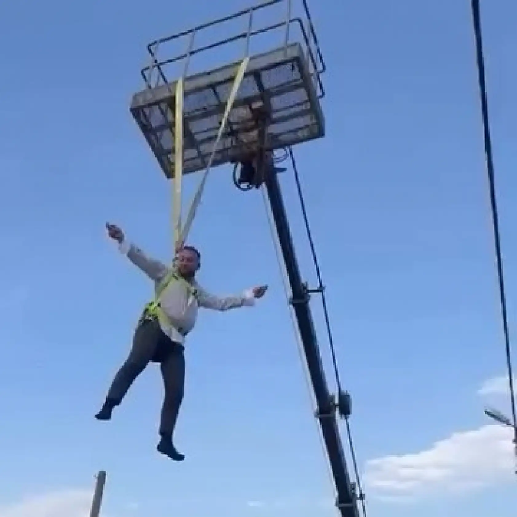 Damadı vinçte sallandırdılar