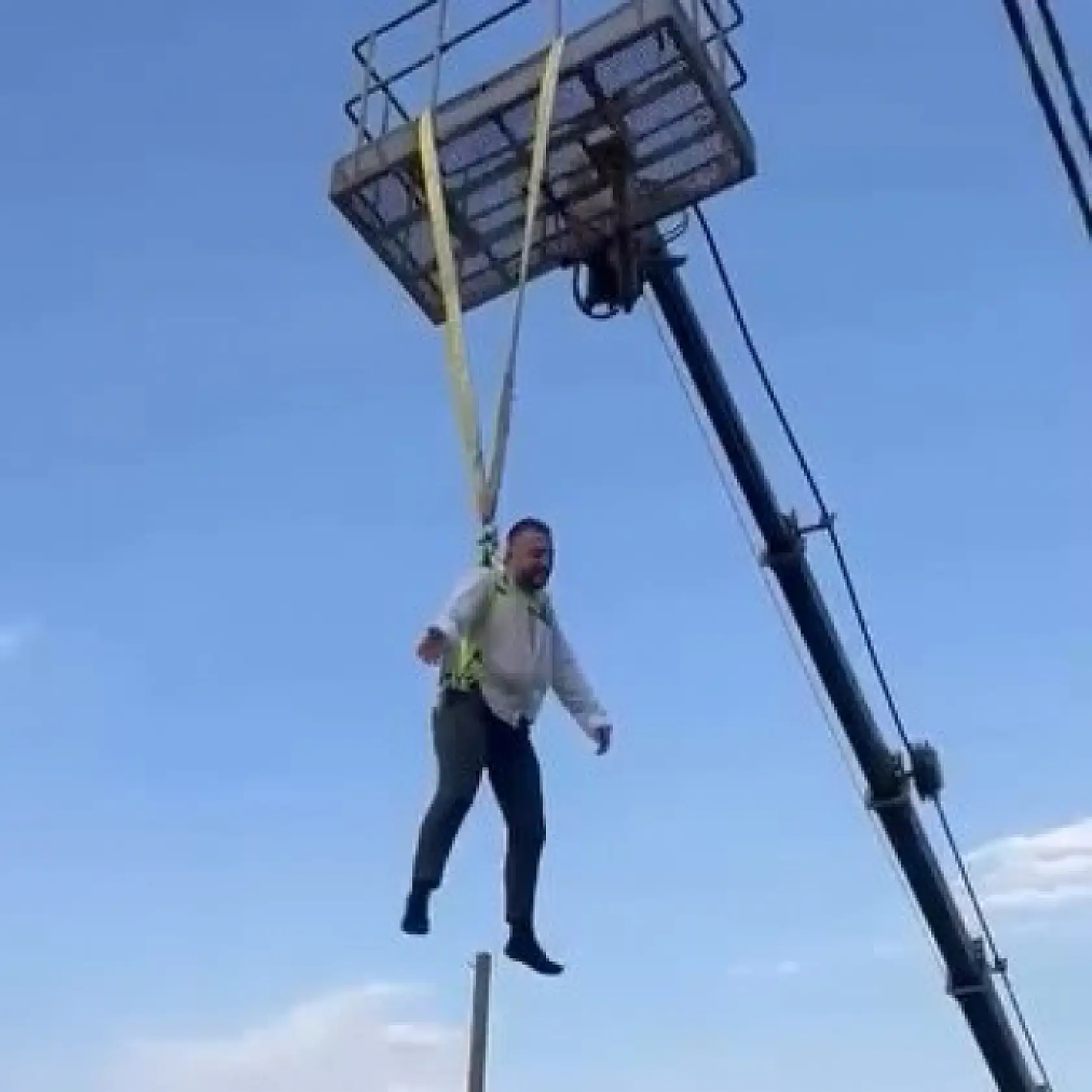 Damadı vinçte sallandırdılar