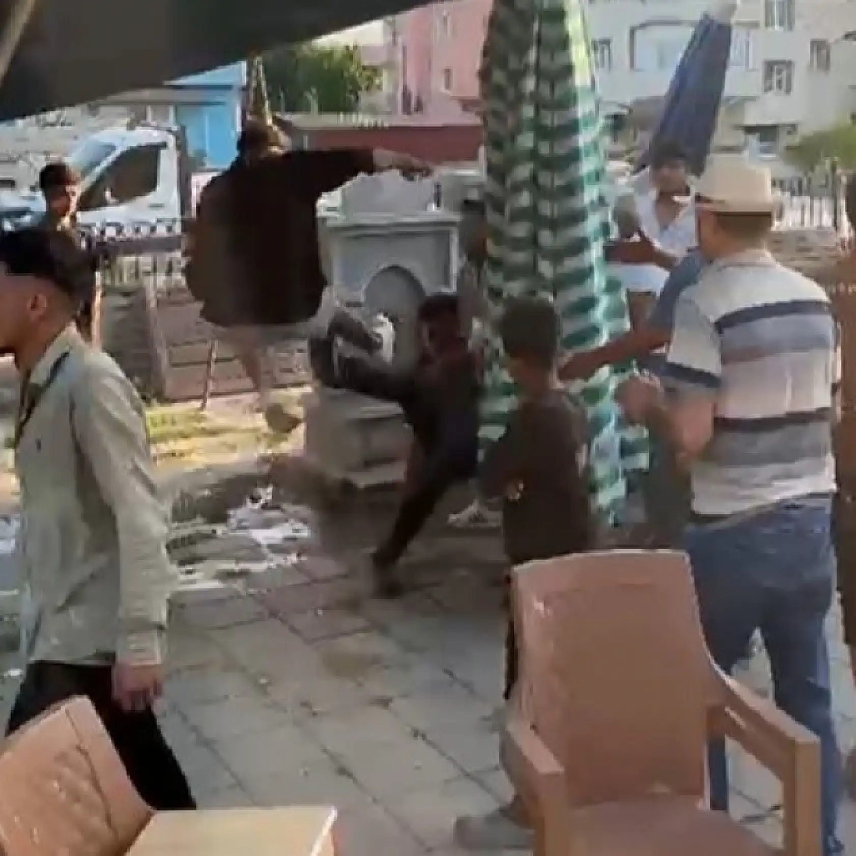 Pazar yerinde 3 kişi, bir genci tekme tokat dövdü