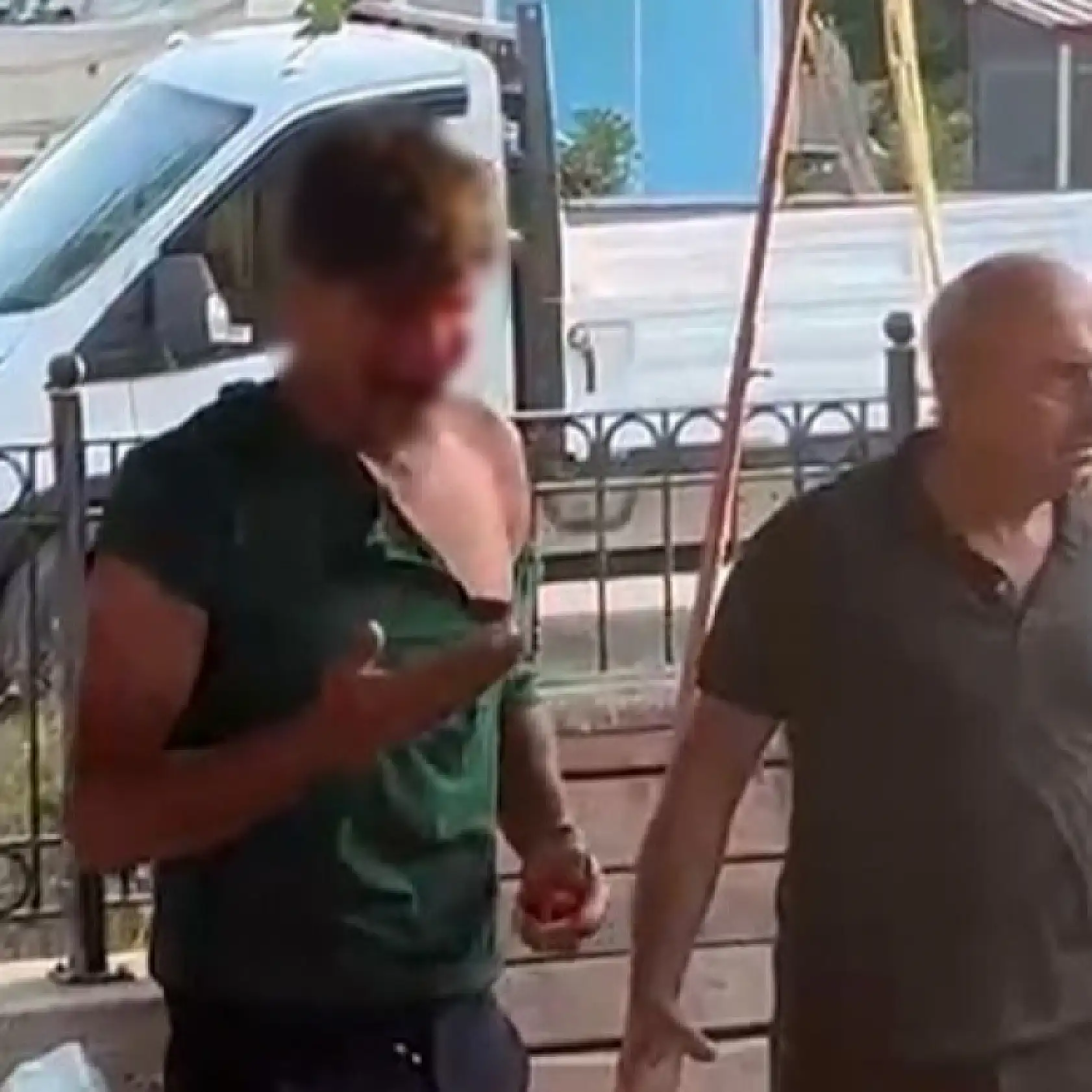 Pazar yerinde 3 kişi, bir genci tekme tokat dövdü