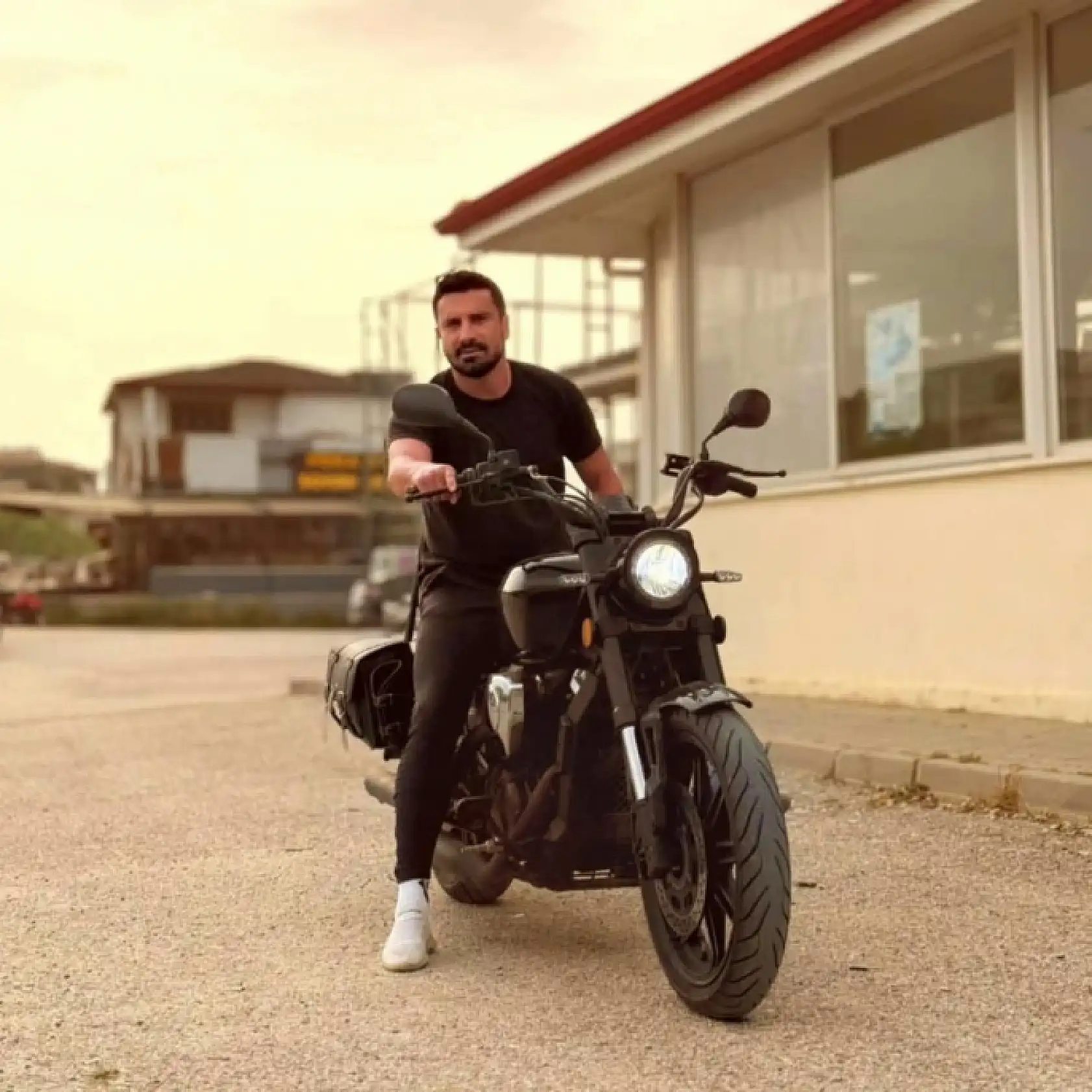 Evde unuttuğu anahtar sonu oldu, çatıdan balkona hortumla inmek isterken hayatını kaybetti