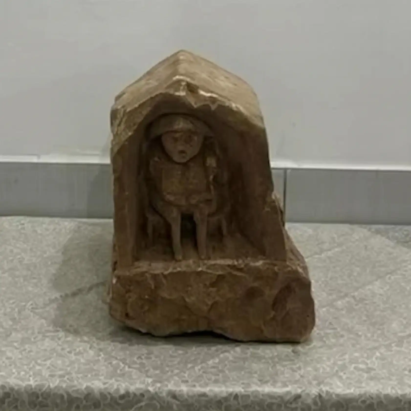 Roma dönemine ait, değeri 5 milyon lira: İnsan ve hayvan figürlü mezar steli ele geçirildi