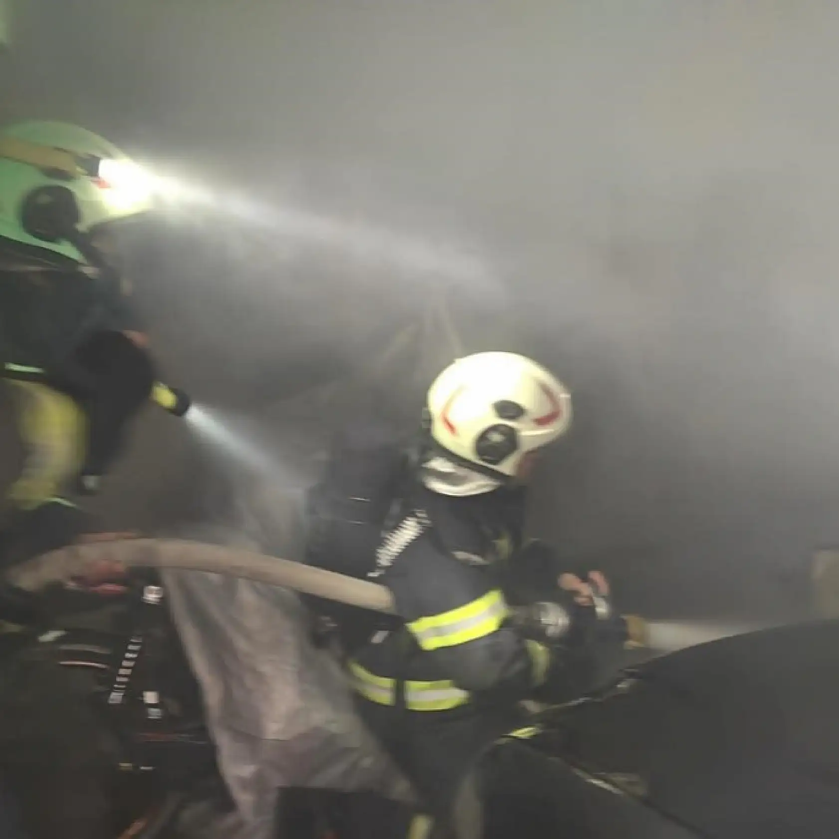 Kapalı otoparkta duran otomobile alevler sarsı