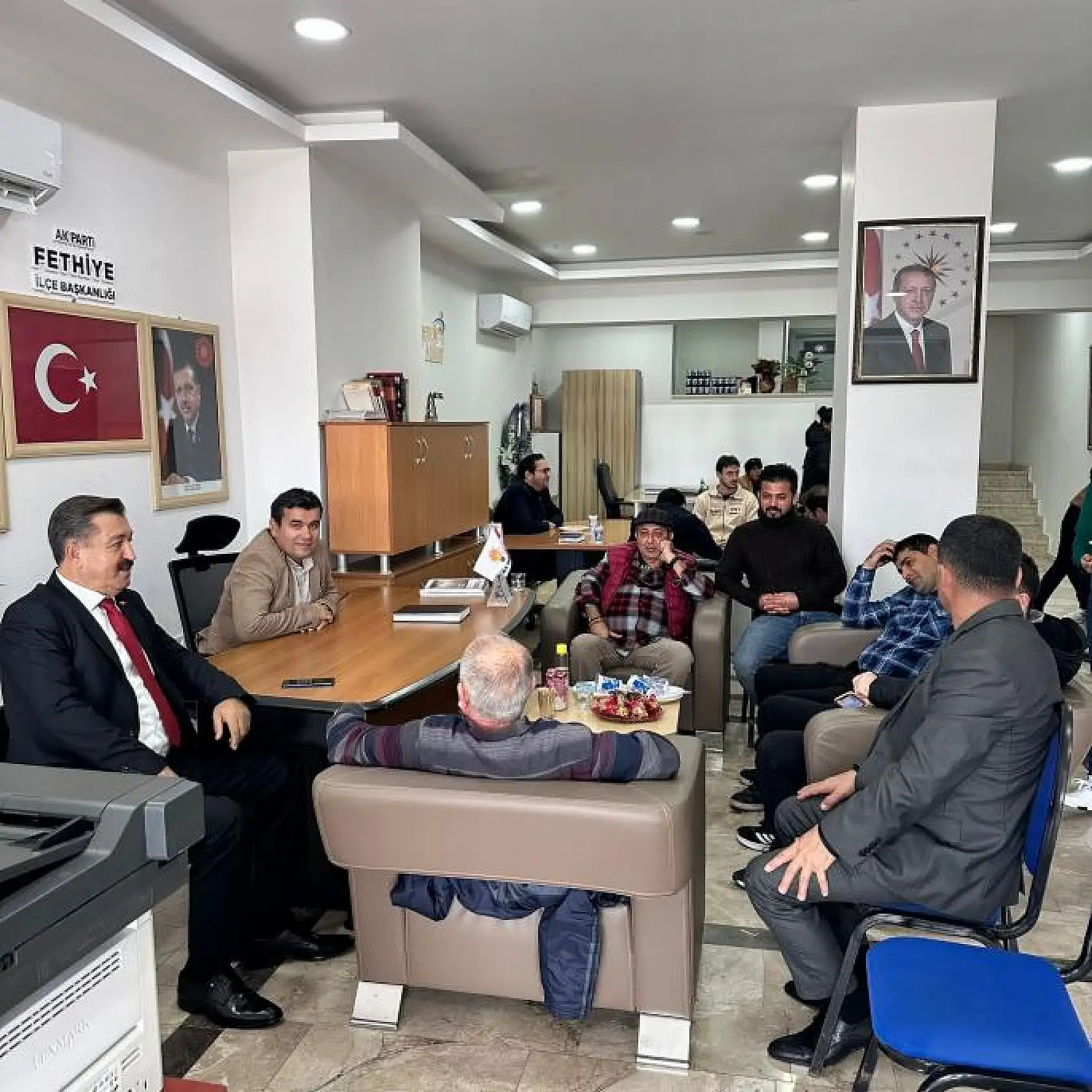 Aday adayı Yiğit, vatandaşlarla bir arada