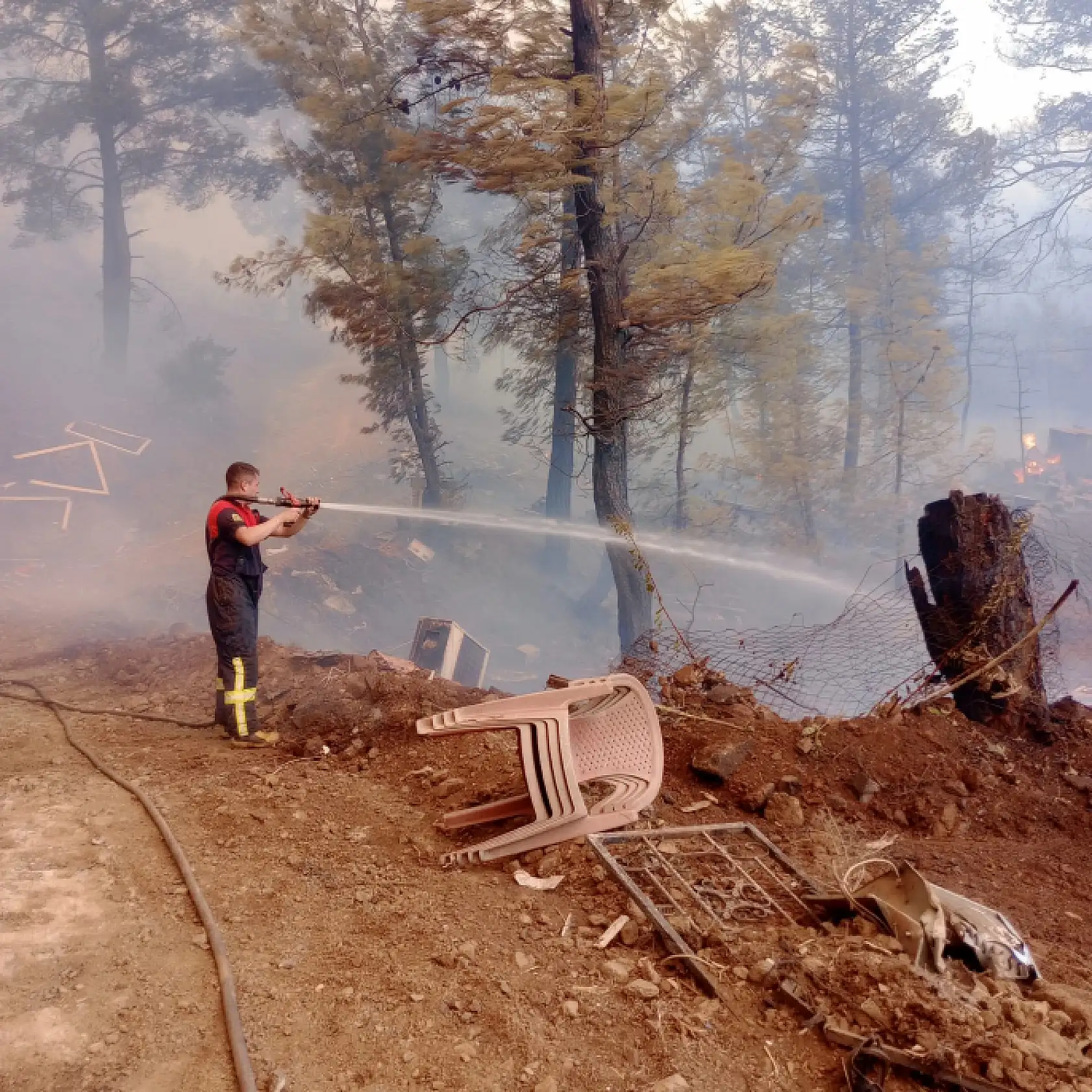 Muğla Büyükşehir İtfaiyesi Milas ve Köyceğiz'de Alevlerle Mücadelede