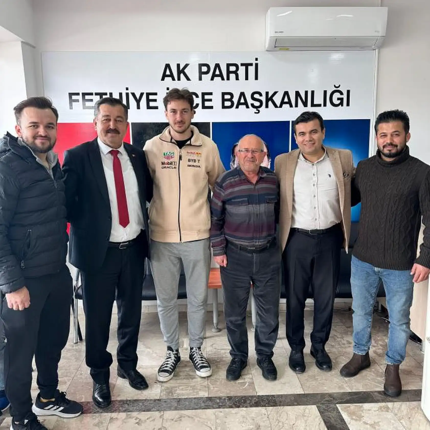 Aday adayı Yiğit, vatandaşlarla bir arada