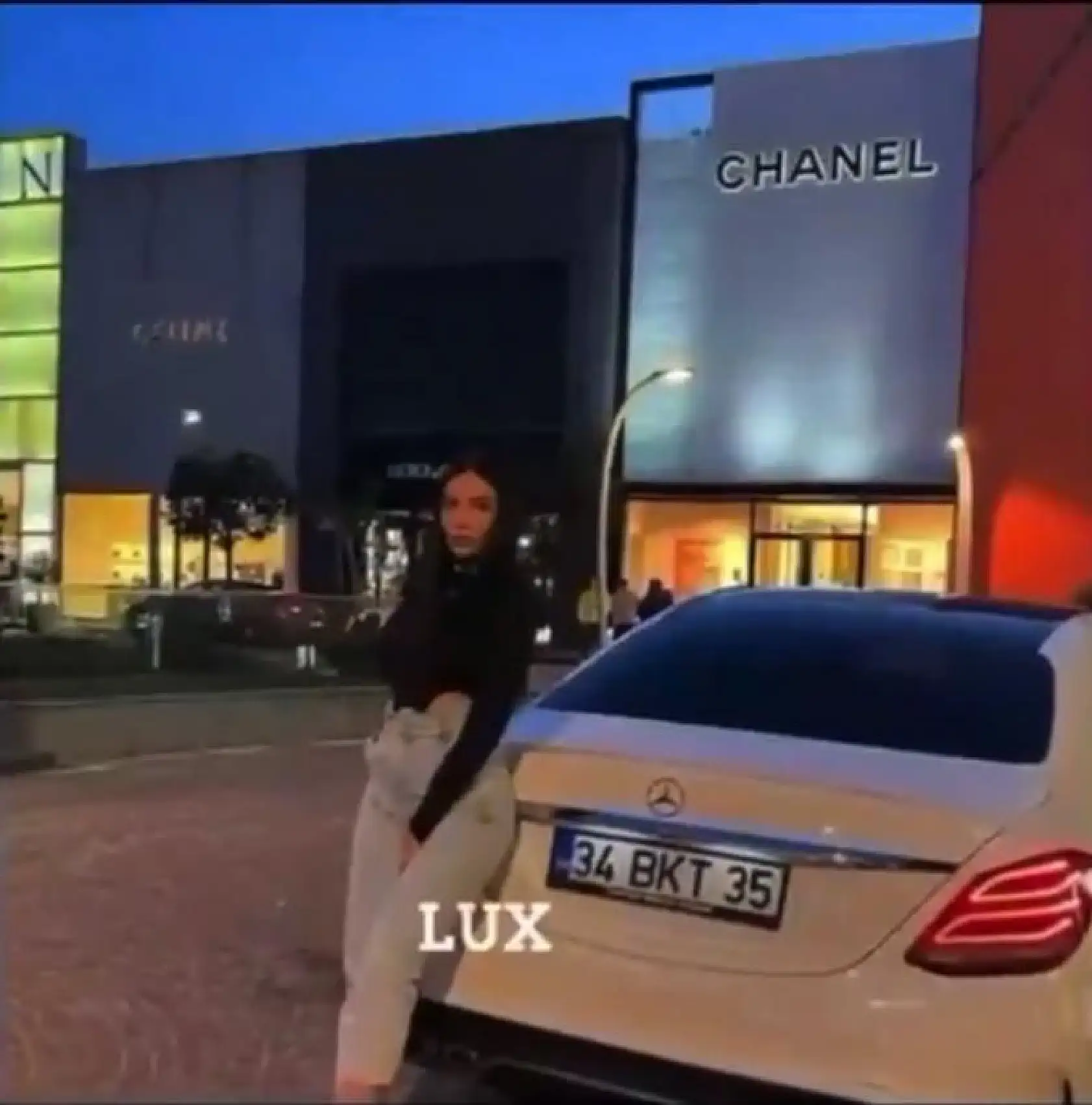 Savcı odasında cesur pozlar verip sosyal medyada paylaşan 'lüks' avukata soruşturma